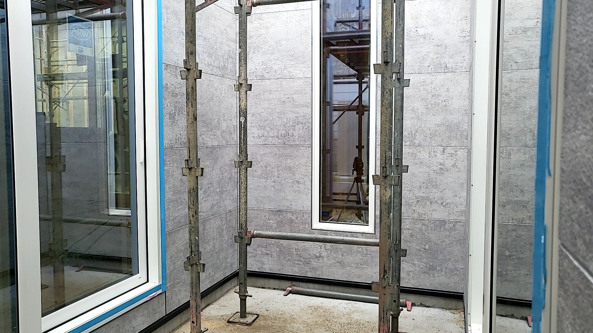 傷や汚れなどが付かないよう、丁寧に作業を進めております。