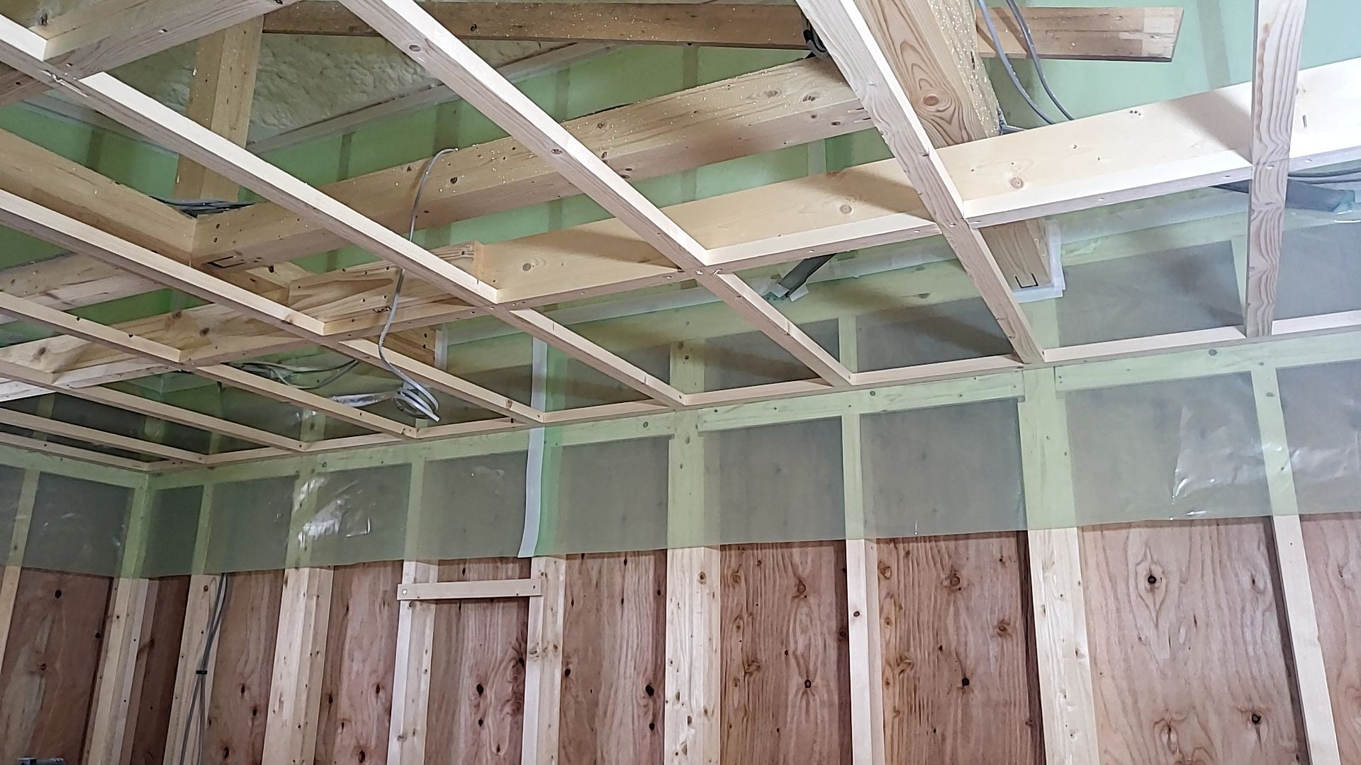 内部下地造作工事が進められている様子です。