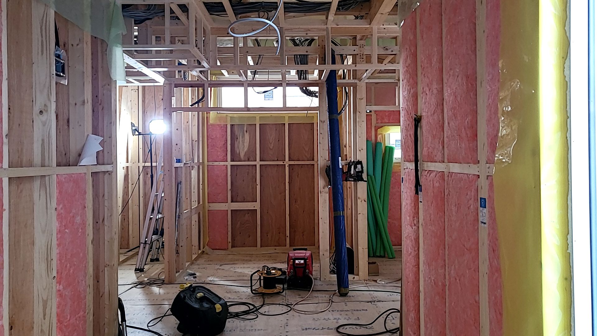 断熱材を充填している様子です。