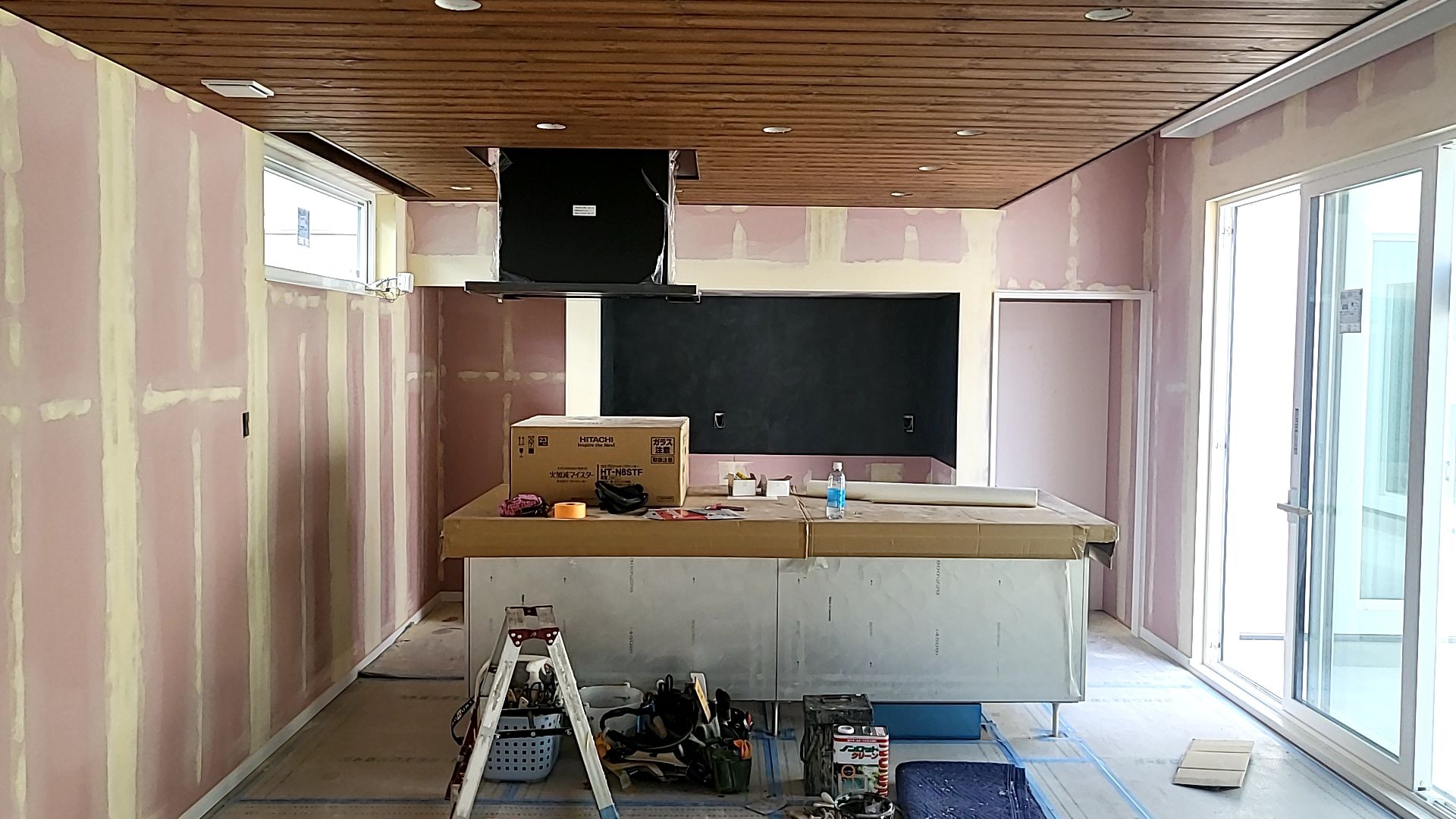 パテ掛けを行っている様子です。