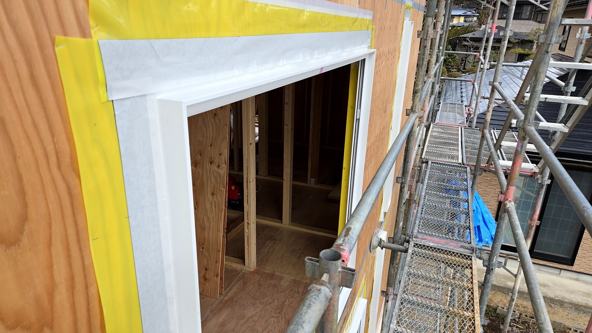 白いテープは防水両面テープです。このテープを施工した後にサッシを取付けていきます。