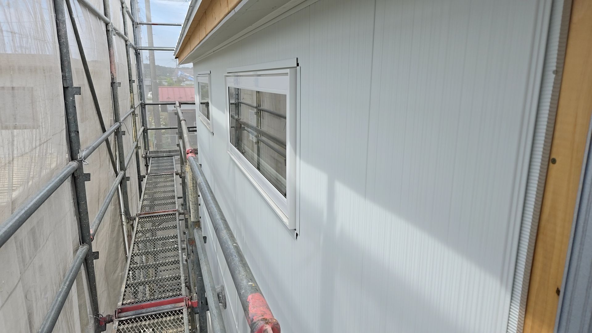 不足していた外壁材が搬入されたので、工事再開しております。