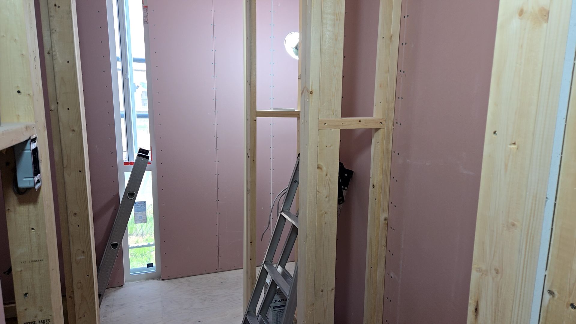 整理整頓し怪我や事故のないよう注意して作業しております。