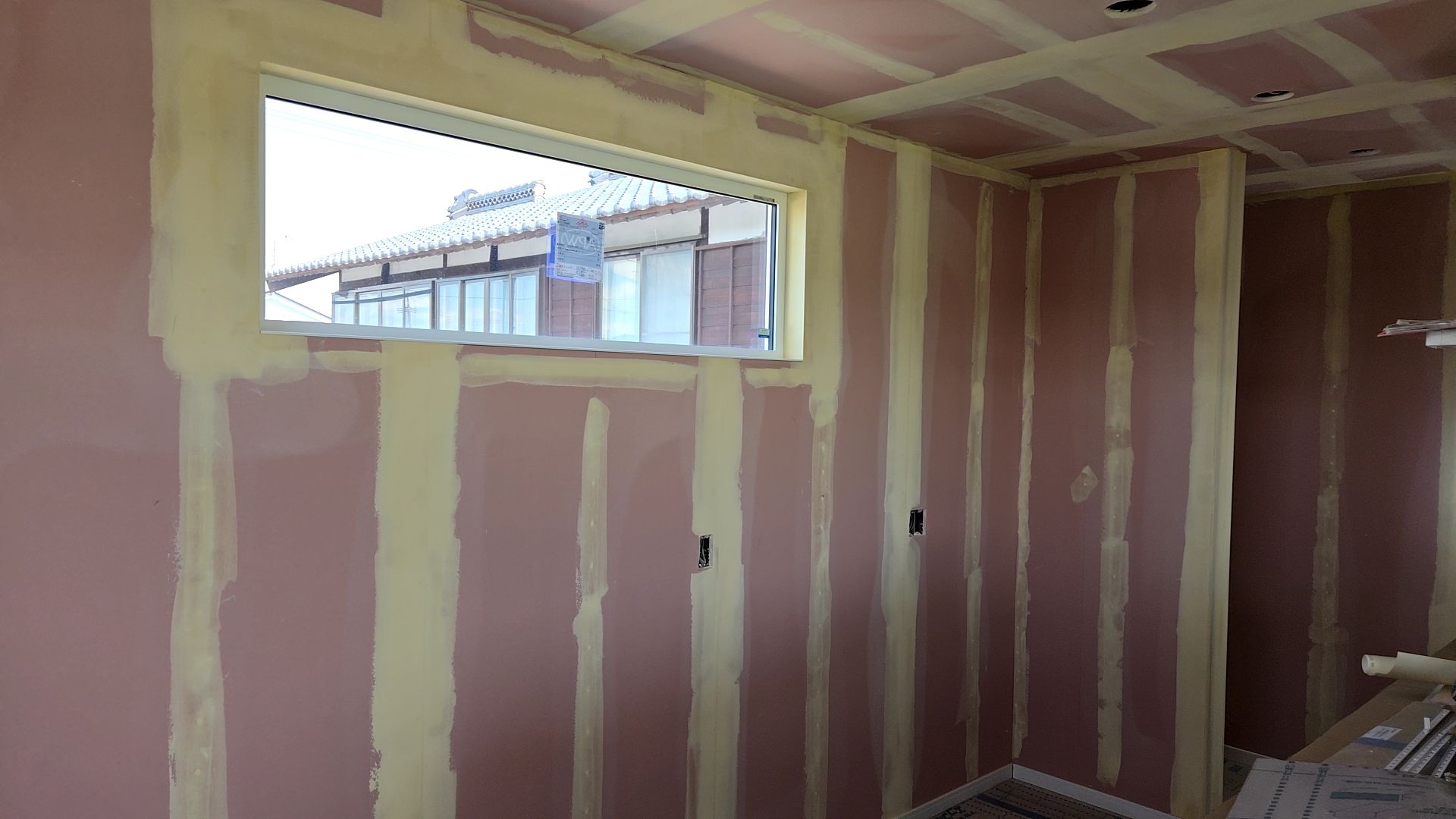 内装業者によるパテ掛けの様子です。