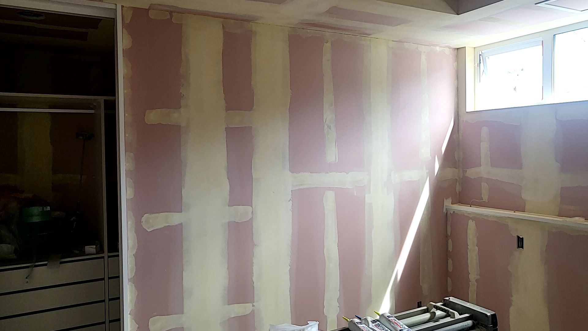 不陸がないように丁寧にパテ掛けを行っております。