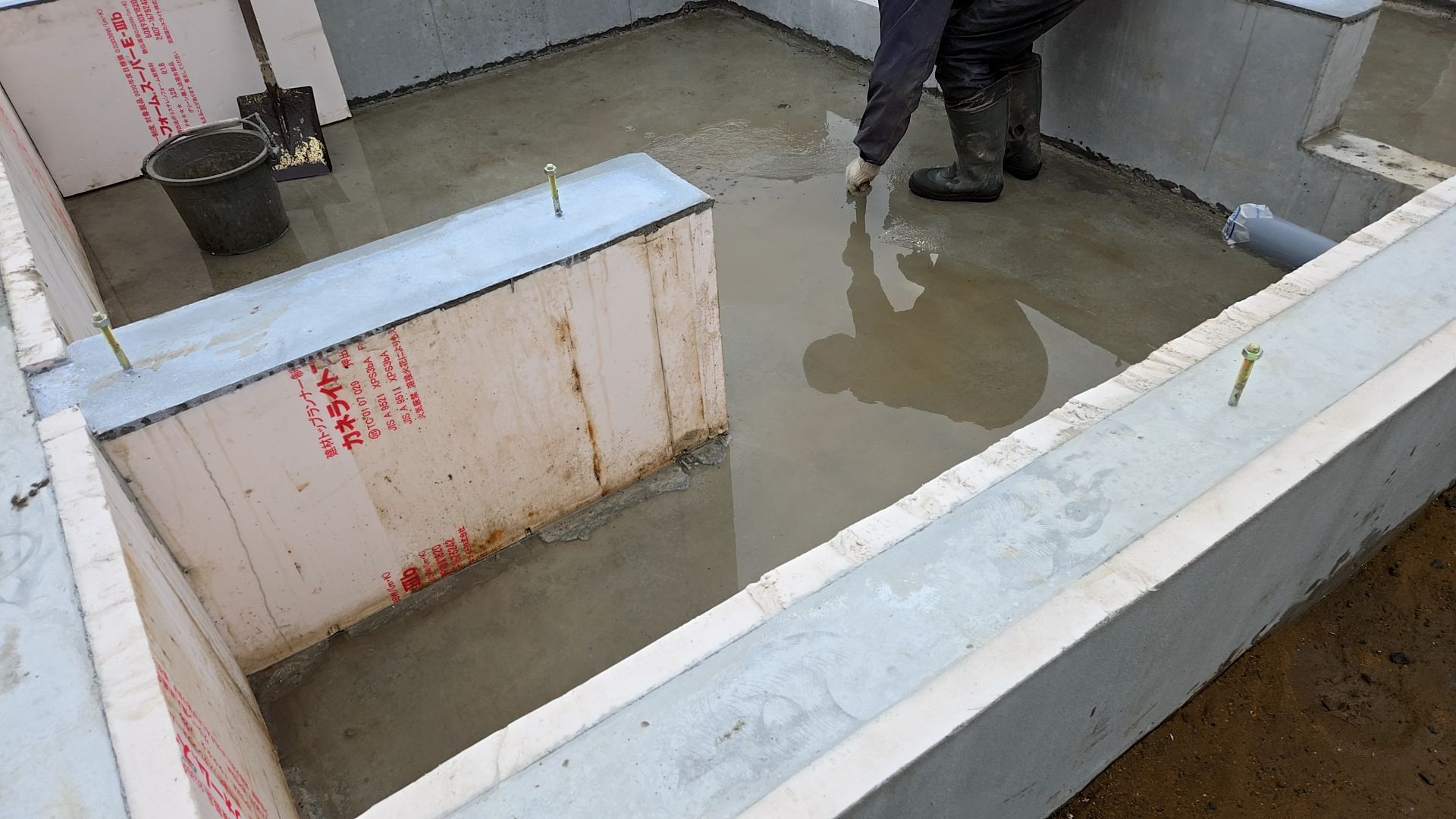 溜まった水をかき出している様子です。