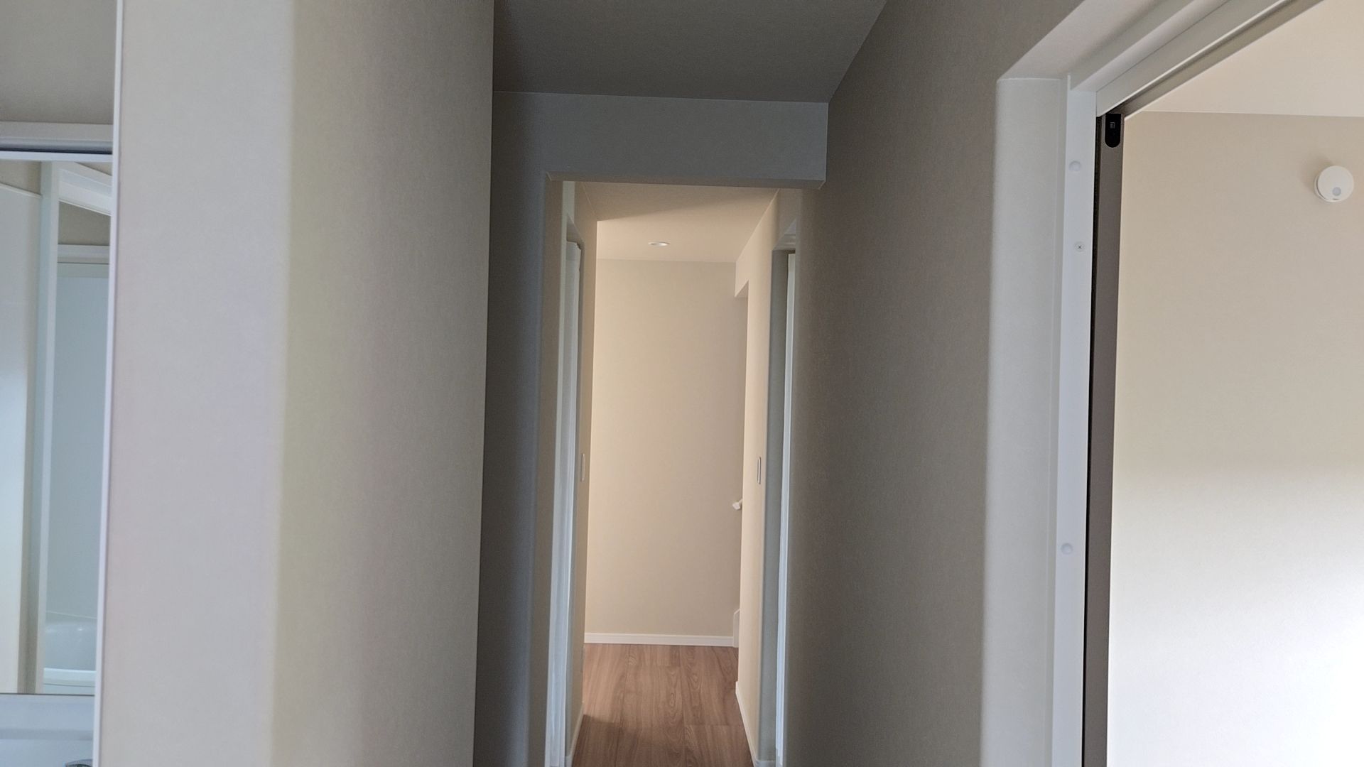 クロスのヨレの箇所の補修を行いました。