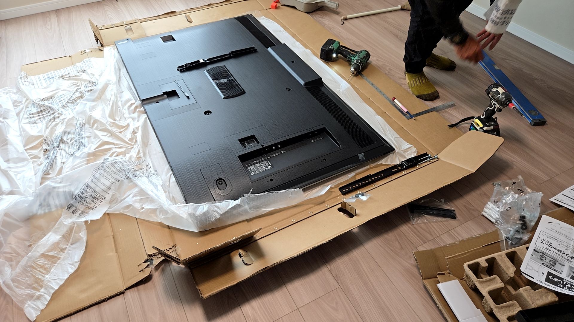 取り付ける高さや位置を打ち合わせしています。