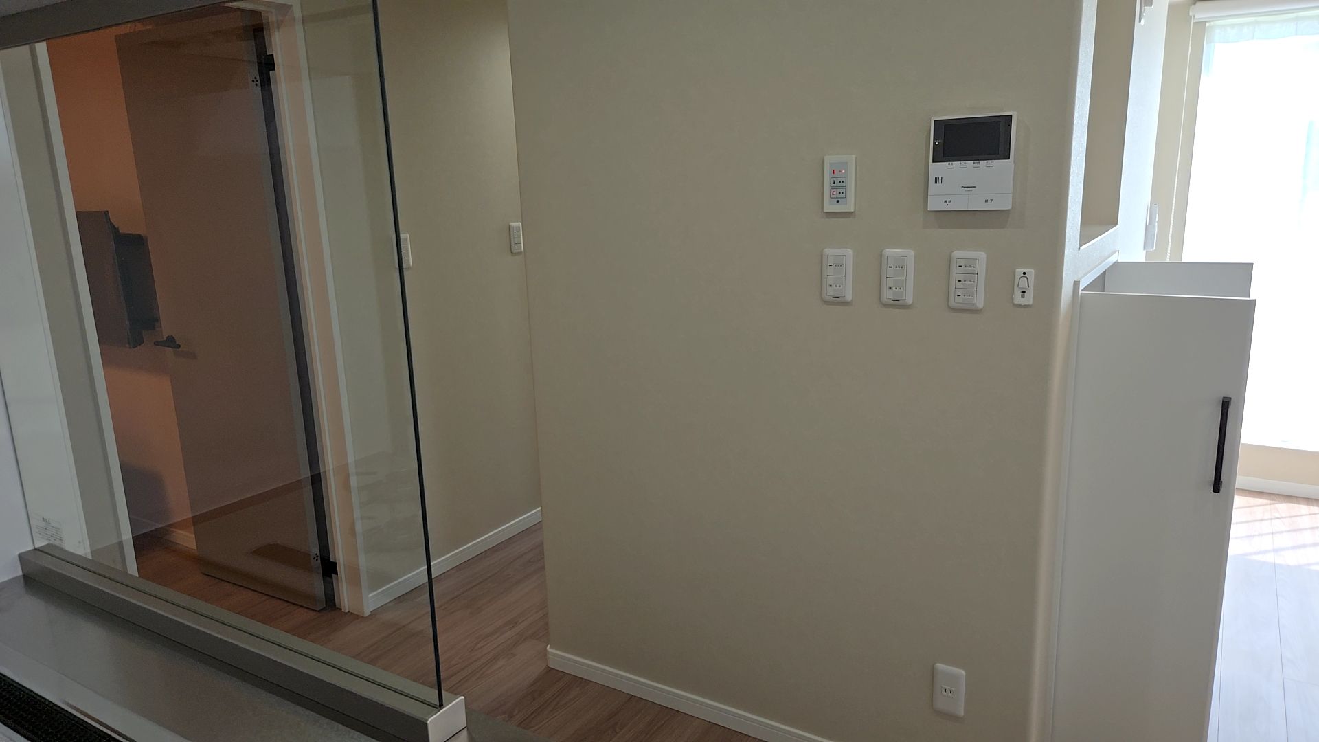 電気業者によるスイッチの補修が行われております。