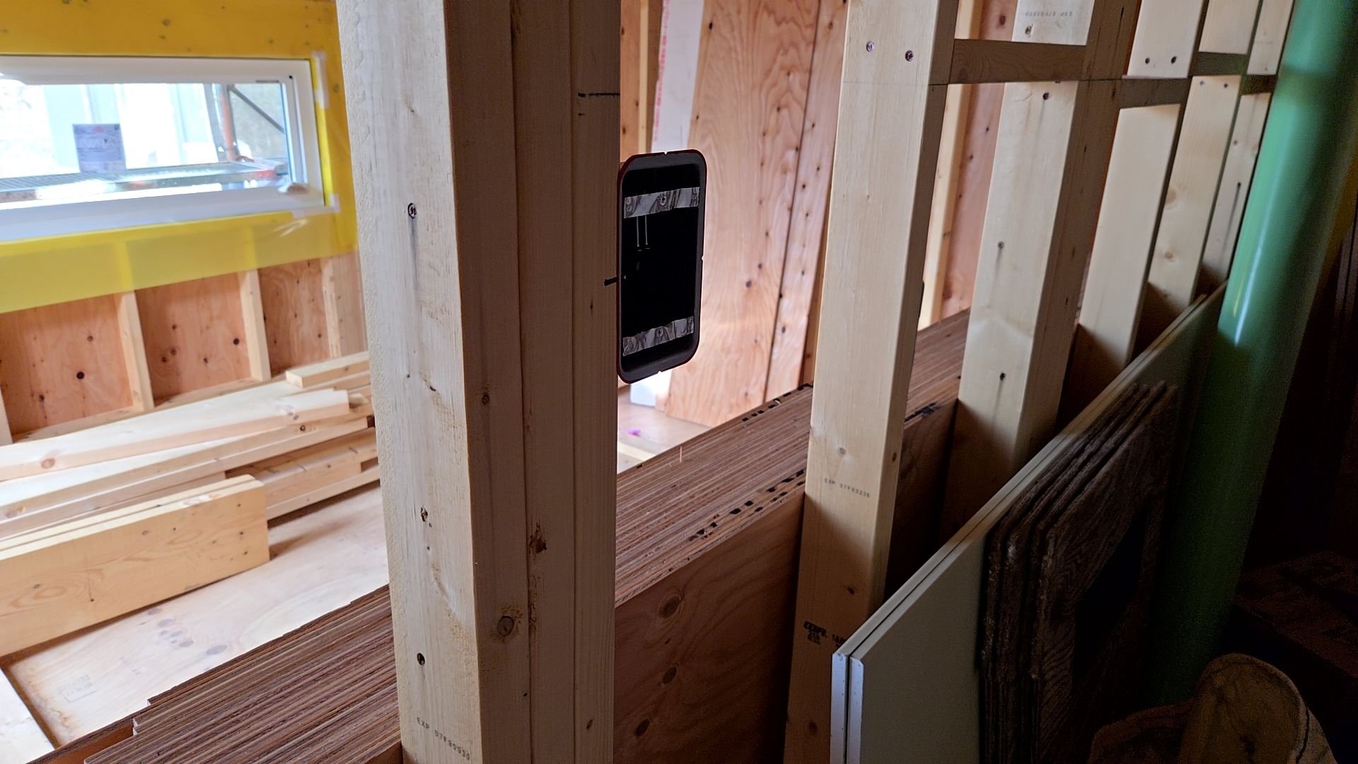 図面を確認し、また現場の施工状況を確認しながら作業を進めています。