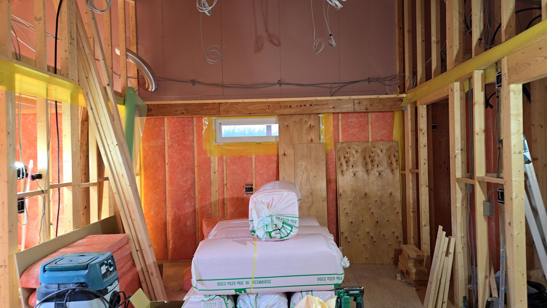 引き続き、断熱材の充填工事が進められています。隙間のないよう丁寧に施工しております。