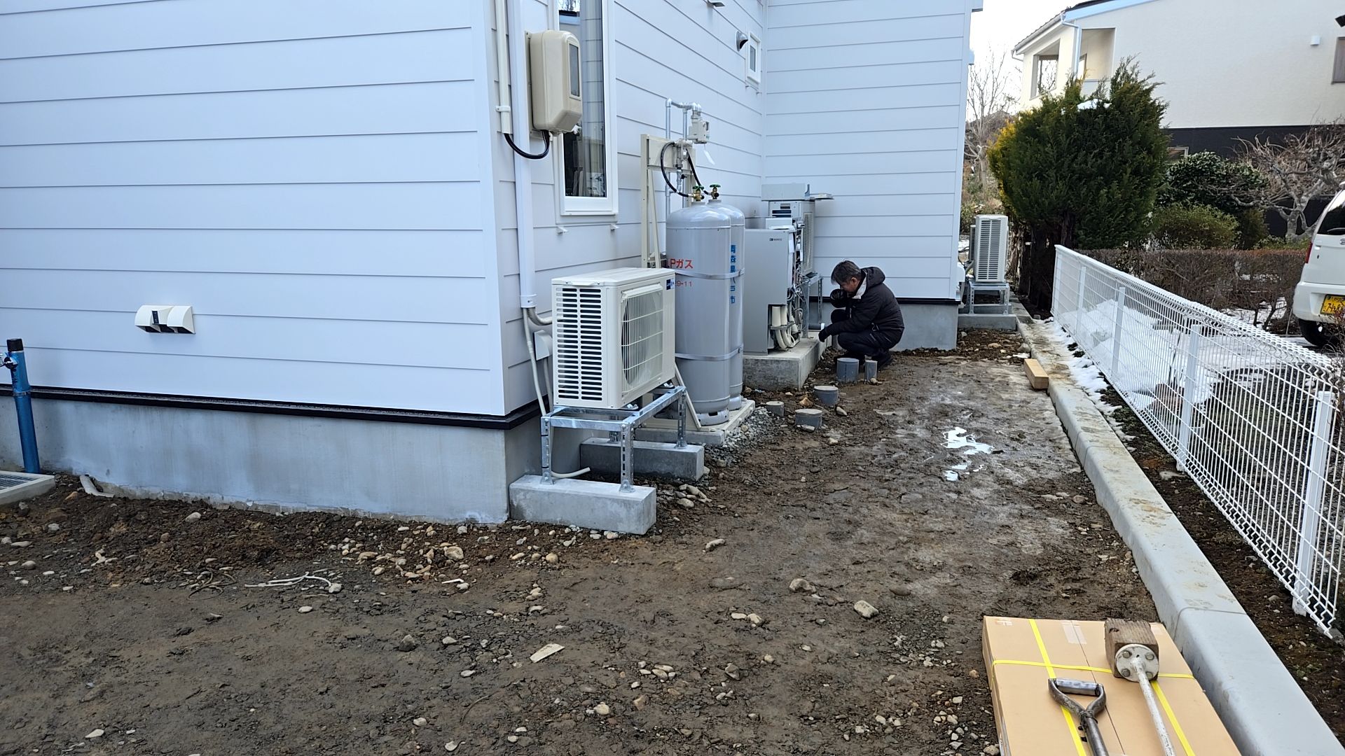 ガス業者・給湯器メーカーによるガス給湯器の不具合調査を行っている様子です。