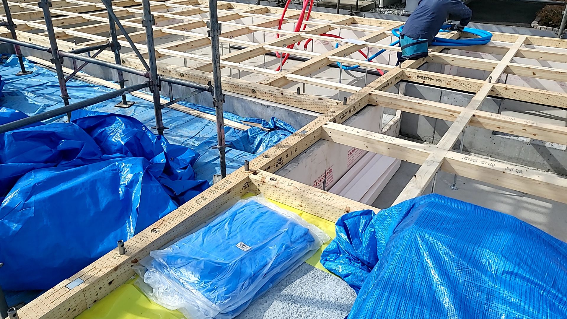 図面仕様を確認しながら配管工事が進められていきます。