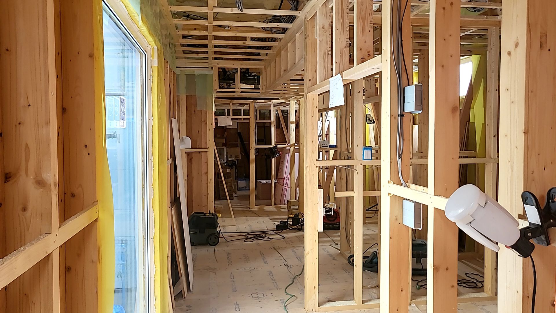 内部造作工事を行っている様子です。