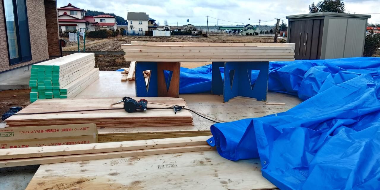 図面を確認しながら柱を組み合わせていきます。