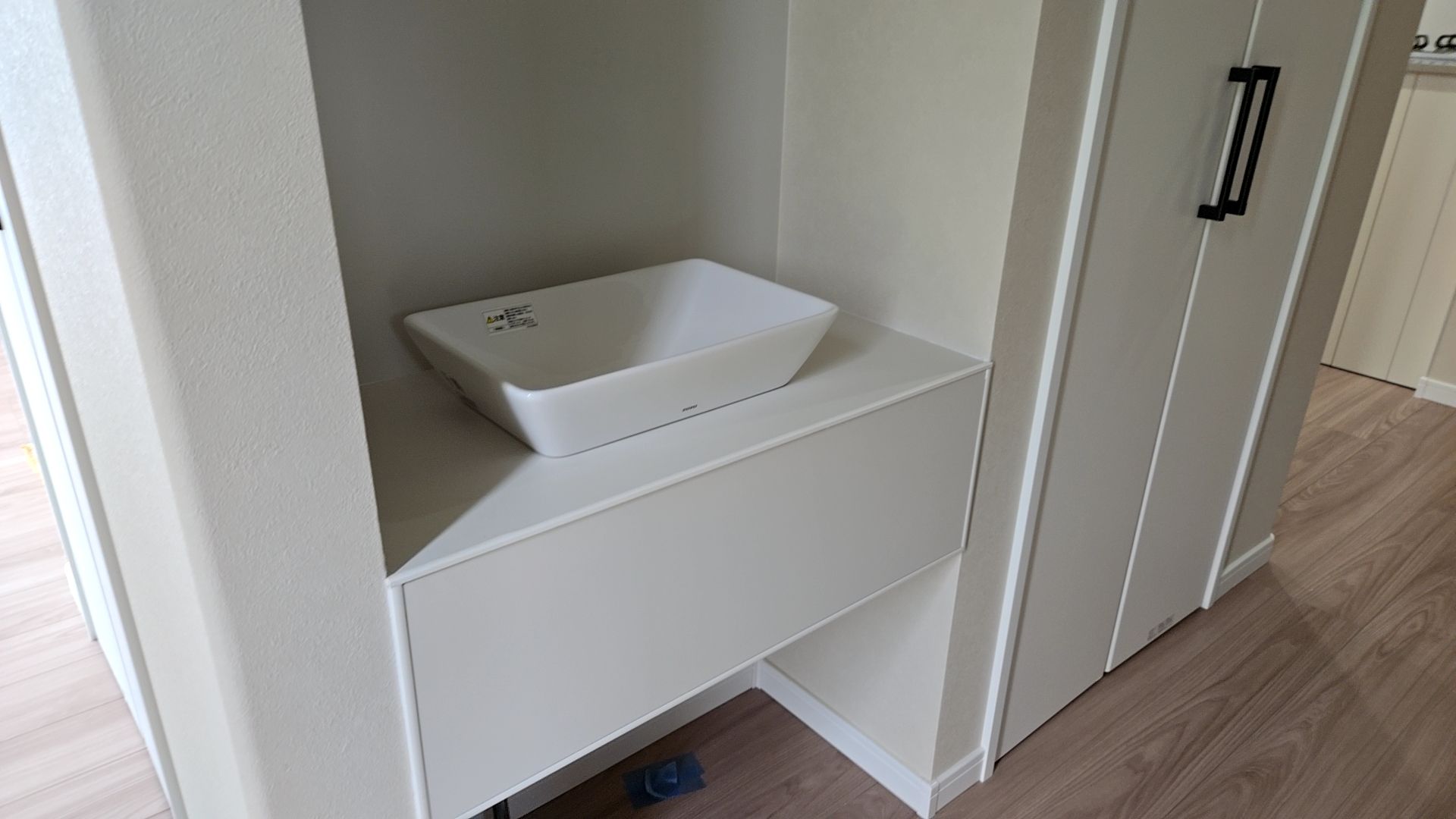 建築によるカウンターの補修が行われています。