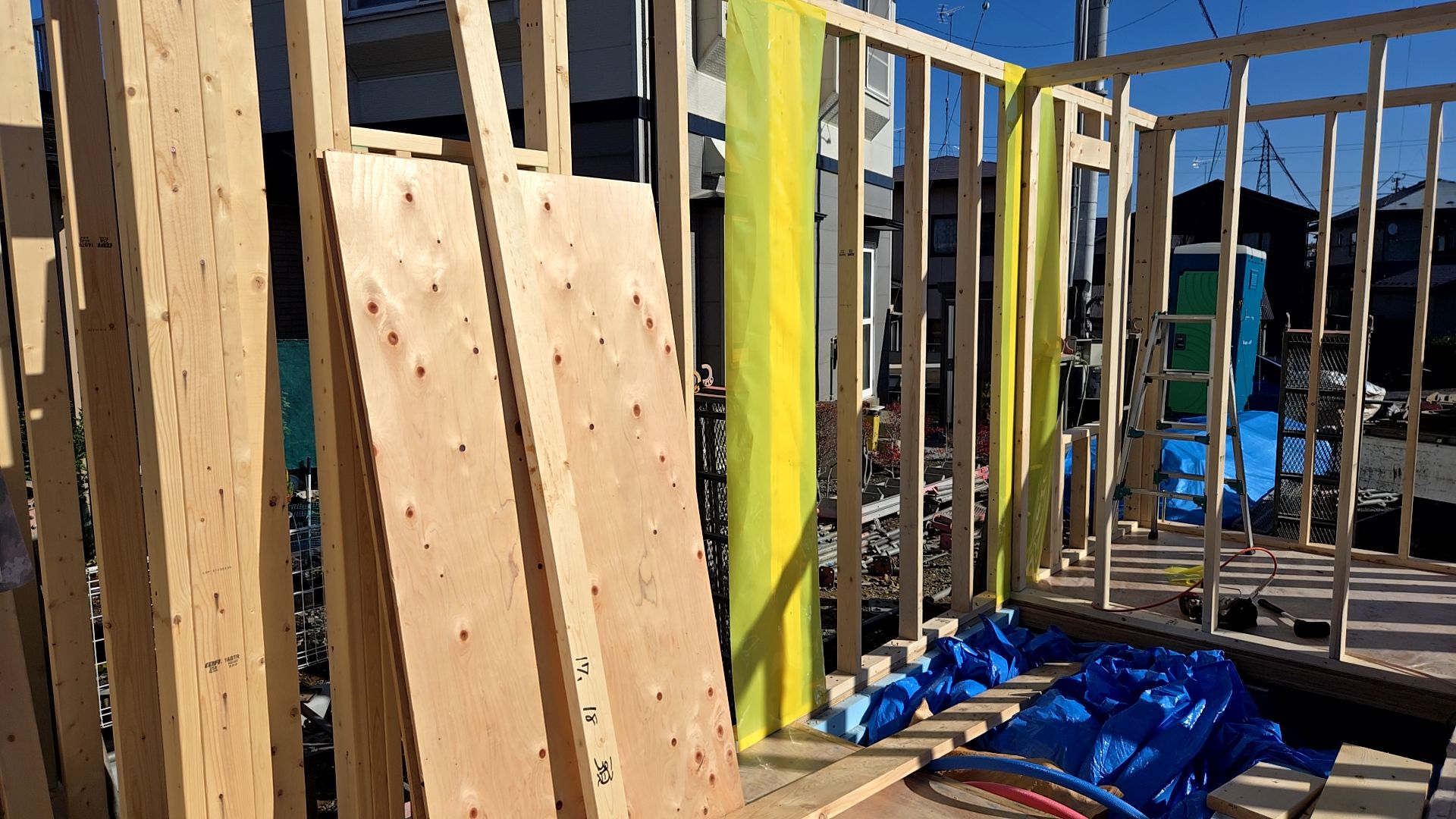 黄色いシートは先張りシートと言って、気密性を連続させるために施工しているものです。