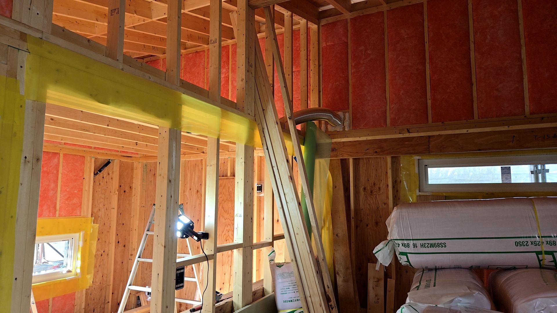 断熱材の充填を行っております。隙間のないよう丁寧に施工することで断熱性能が最大限に発揮されます。