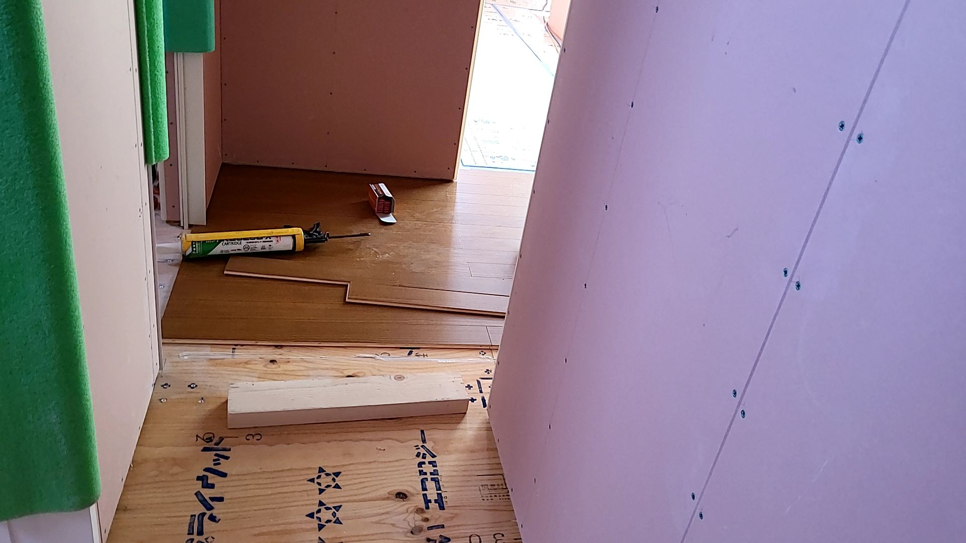 建築によるフロア張りが行われております。