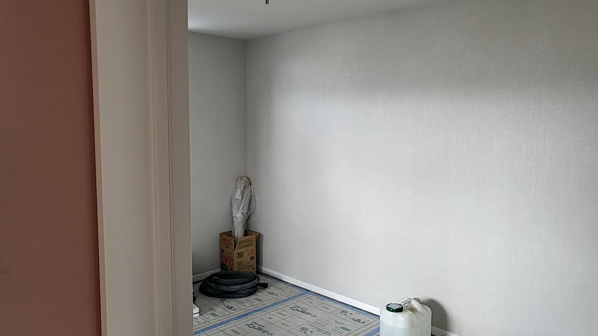 クロスが貼られた様子です。