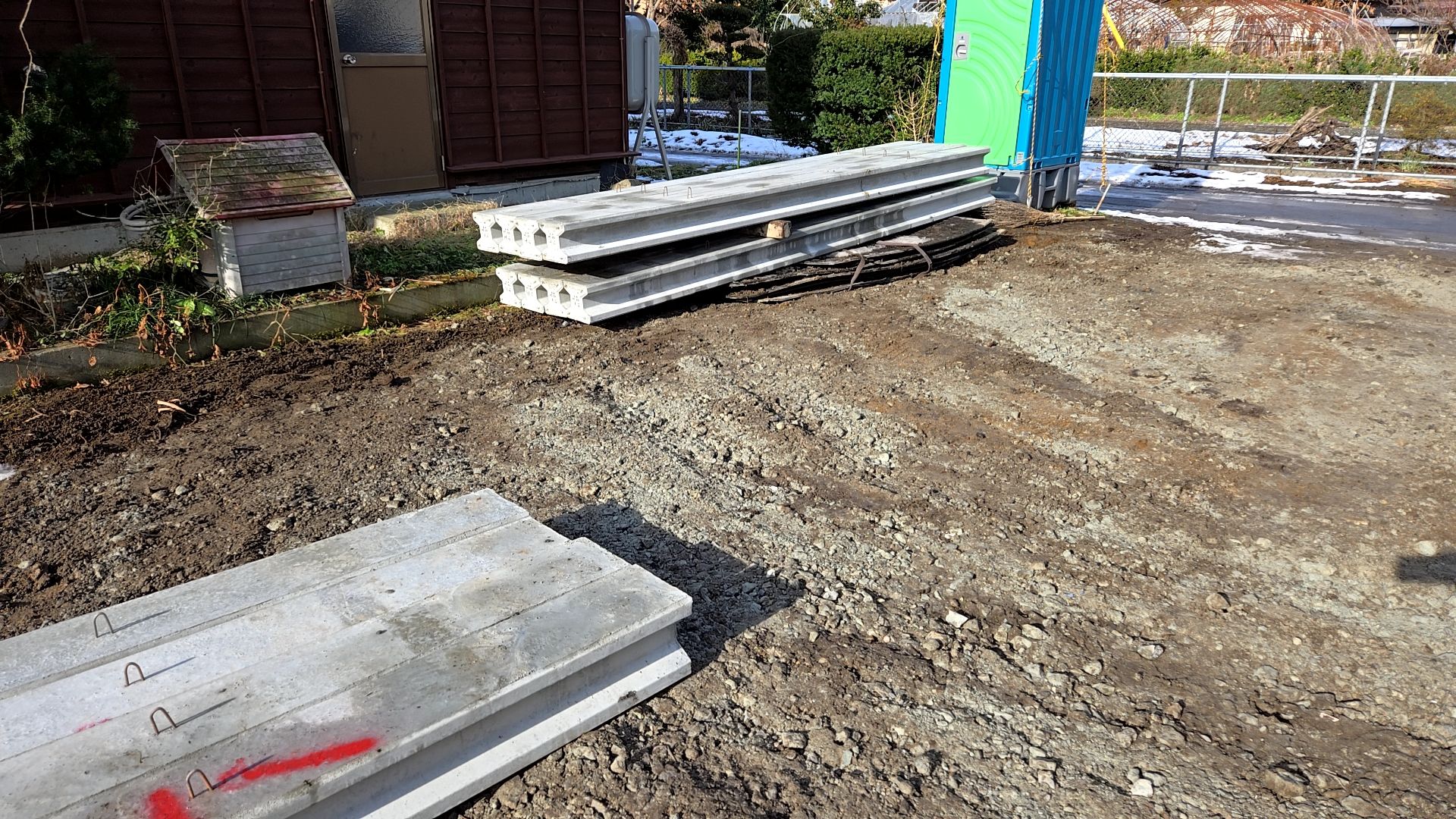 杭が搬入されている様子です。