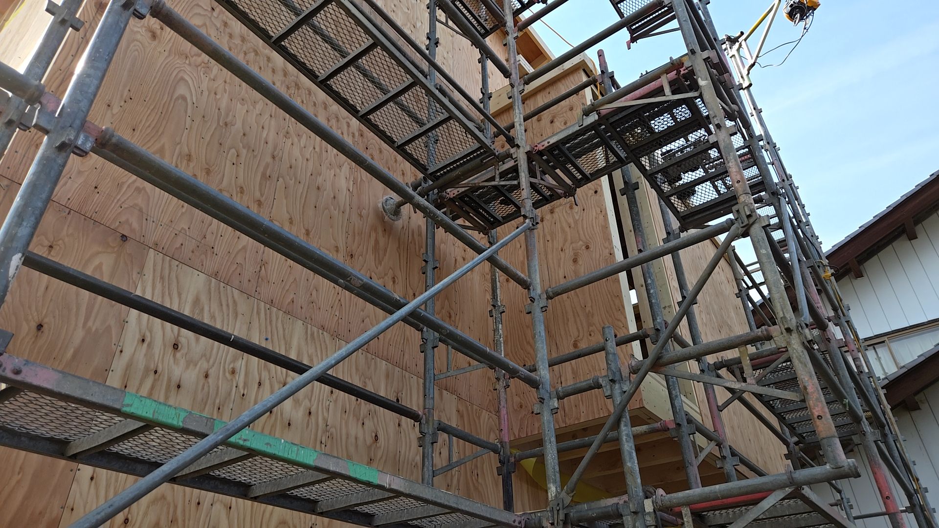 施工の際釘のめり込みなどがないよう、注意しながら作業しています。