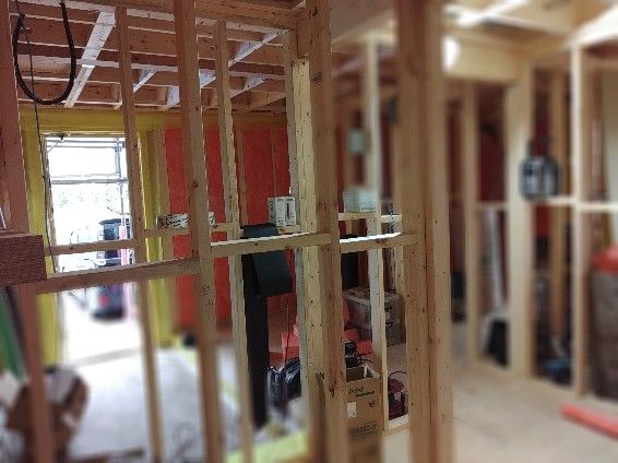 小屋裏の断熱充填・耐火ボード張りは省令準耐火の仕様となります。ビスの間隔に注意し施工していきます。