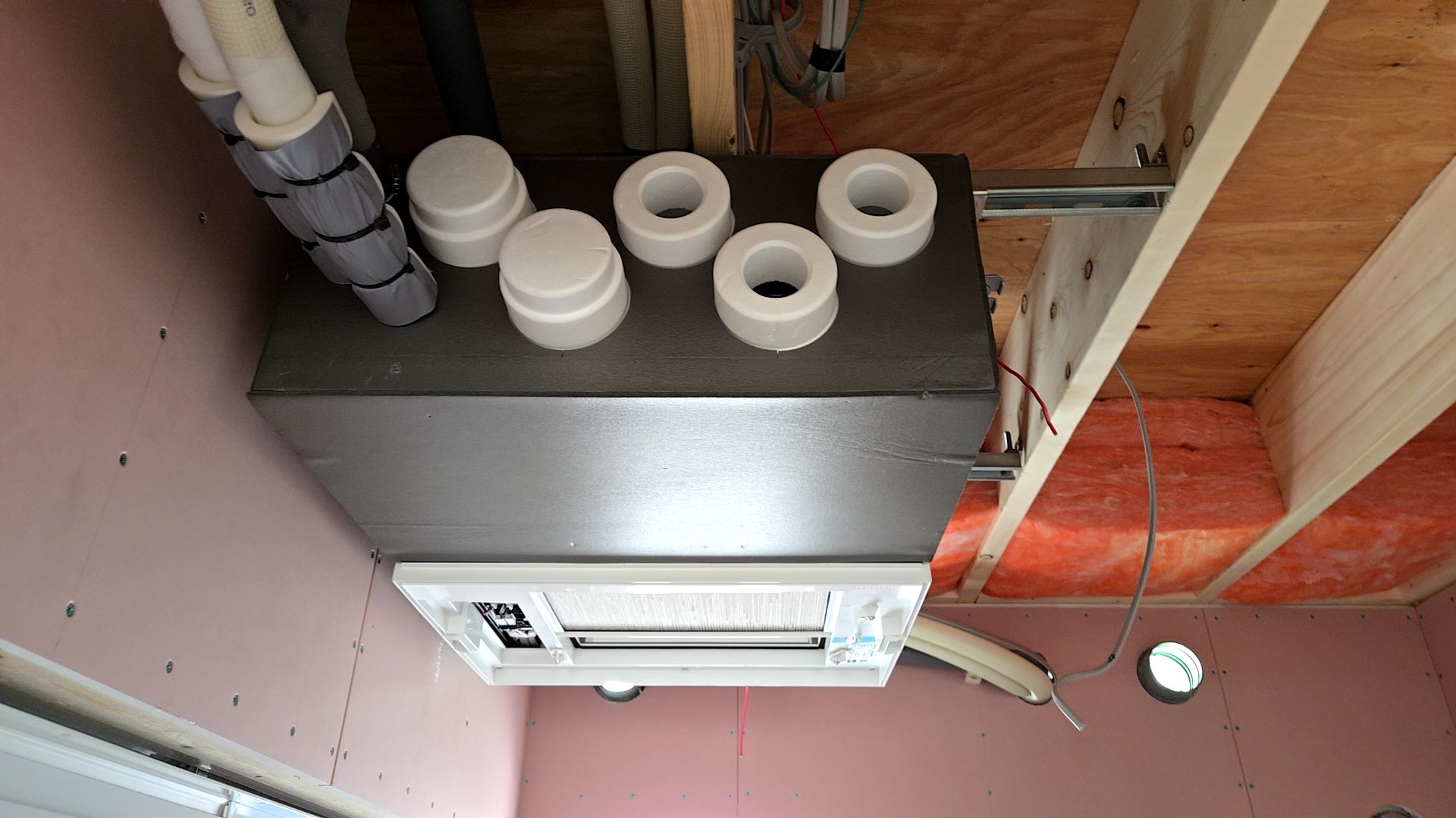 換気システム本体の取り付けが行われた様子です。