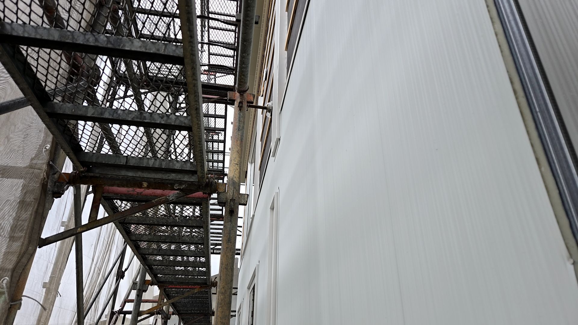 図面を確認しながら、丁寧に施工を進めております。