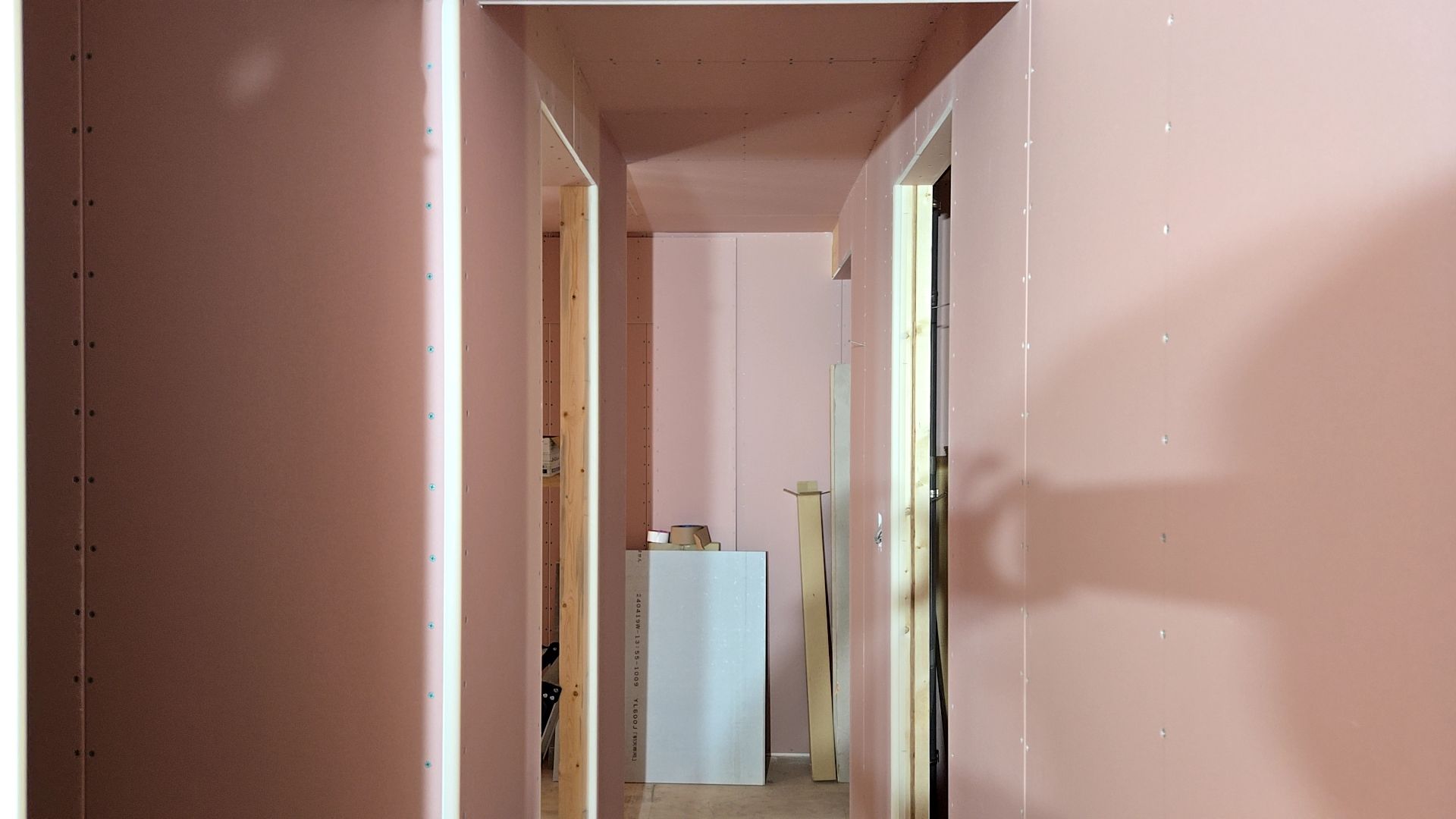 ボードをとめるためのビス打ちは、傷を付けないよう丁寧に施工していきます。