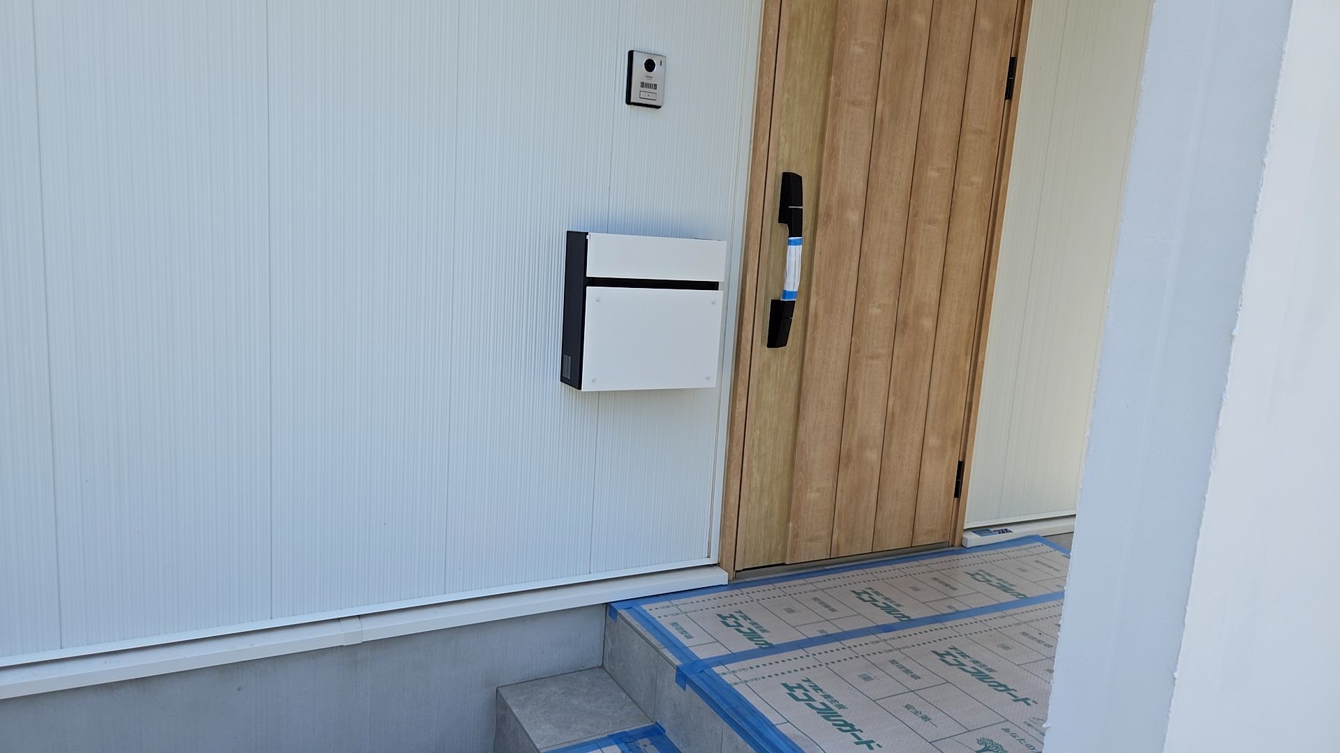 玄関ポーチ部分にポストが設置されました。