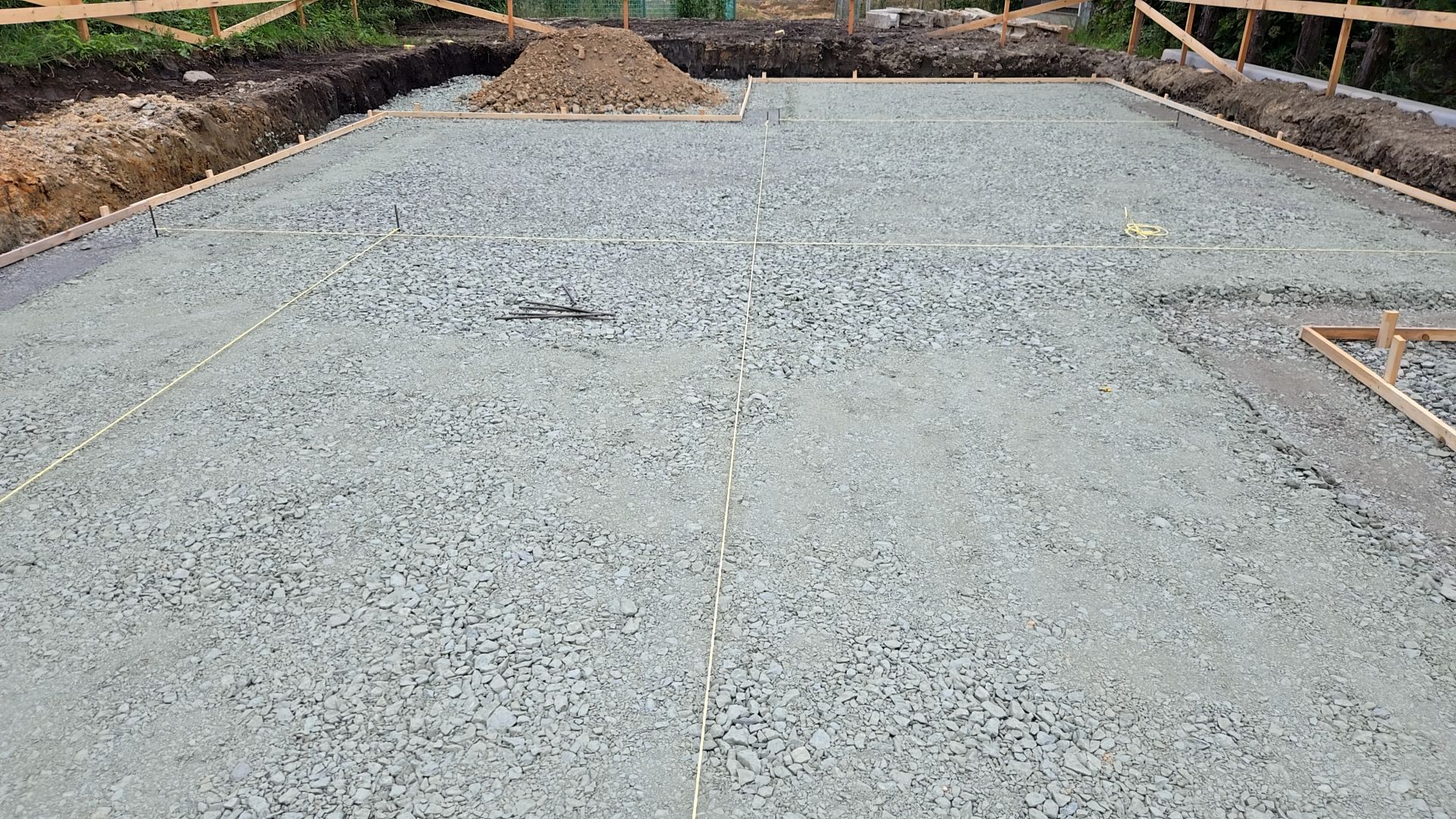 捨てコン・型枠組みが行われている様子です。