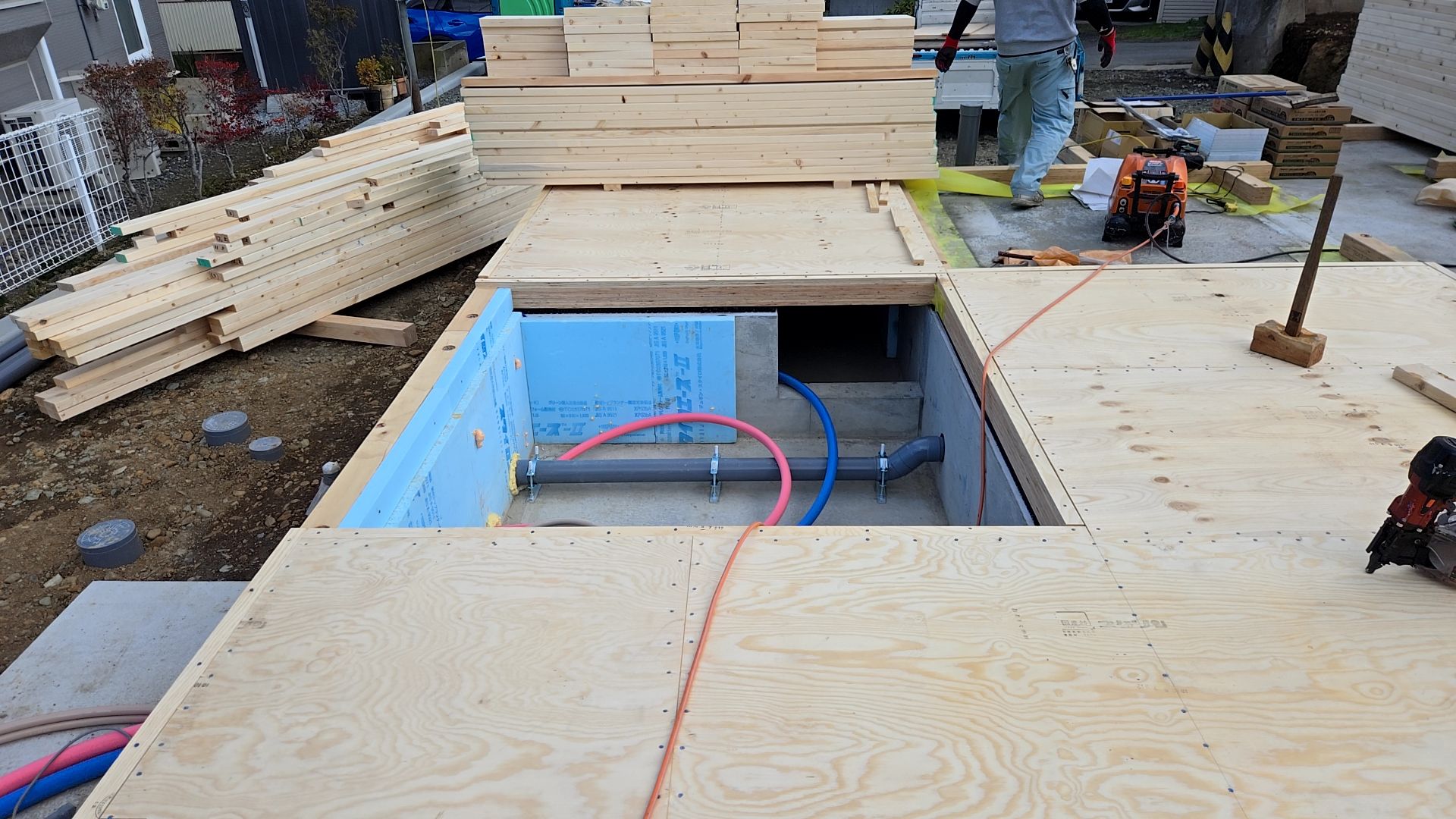 プレカットが行われた柱を搬入している様子です。