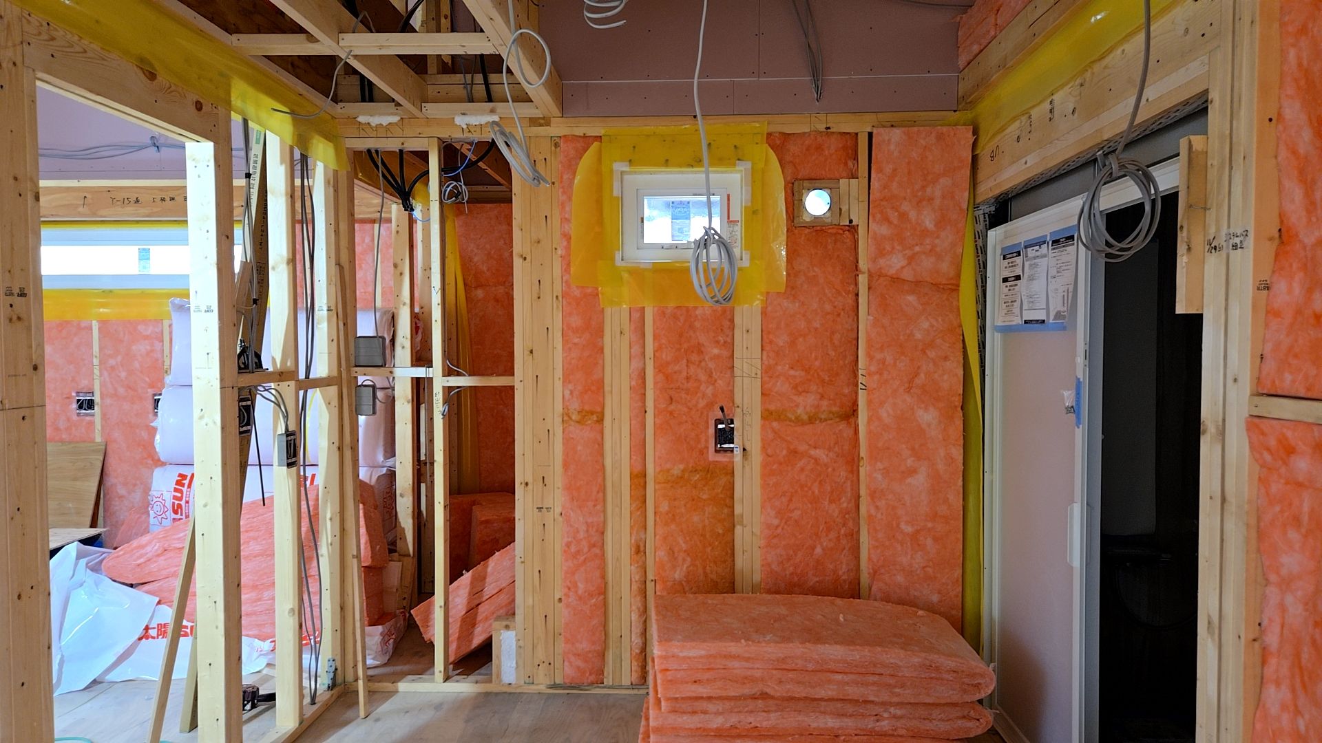 床下配管工事とユニットバスの配管設備工事が行われている様子です。