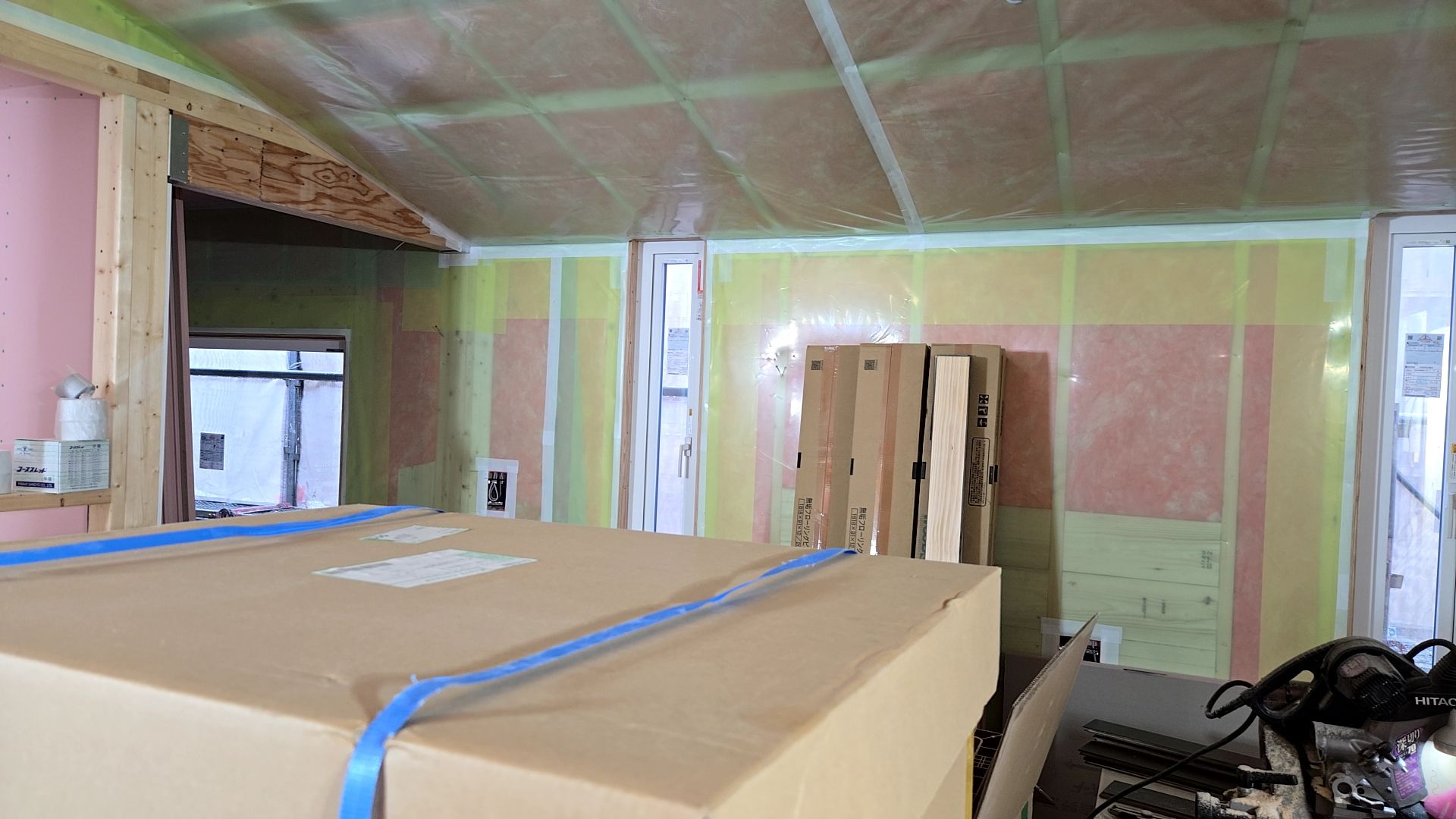 断熱充填作業のあと、これよりボードが貼られていきます。