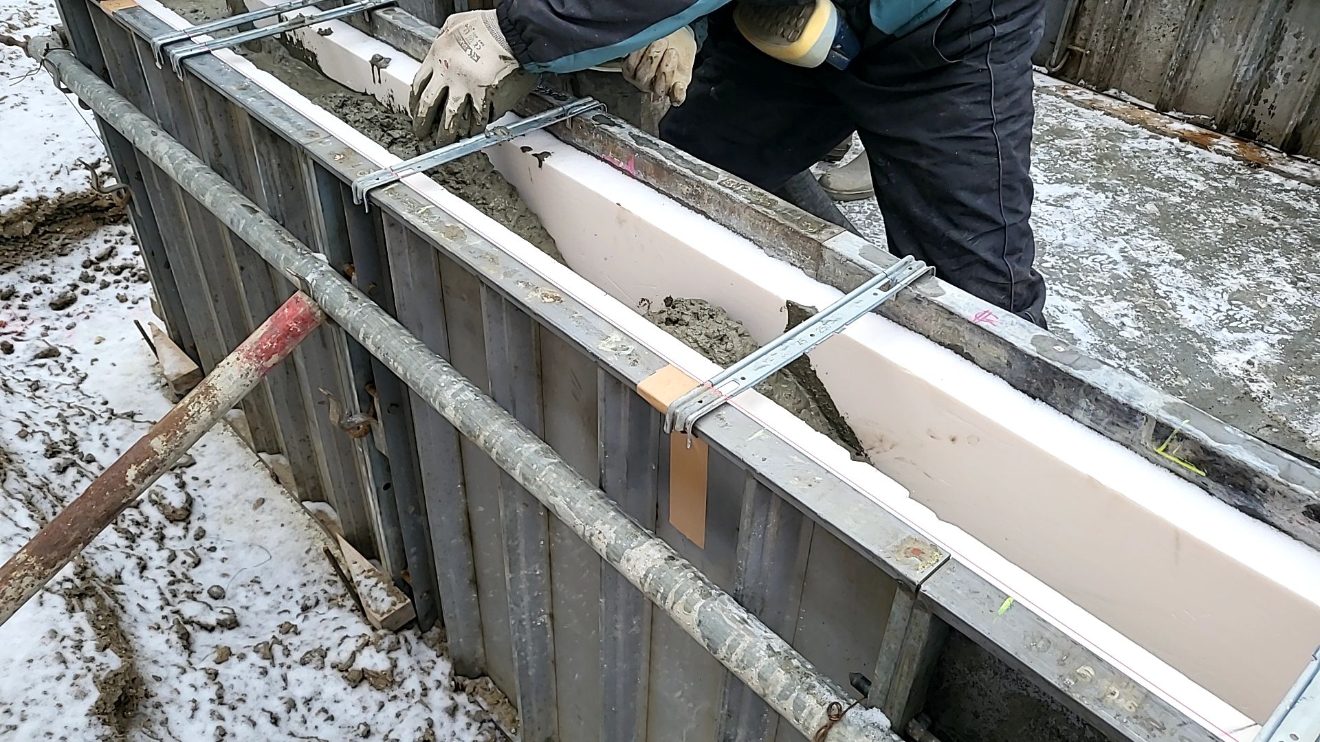 先週土曜日の基礎立上り部分のコンクリート打設を行っている様子です。