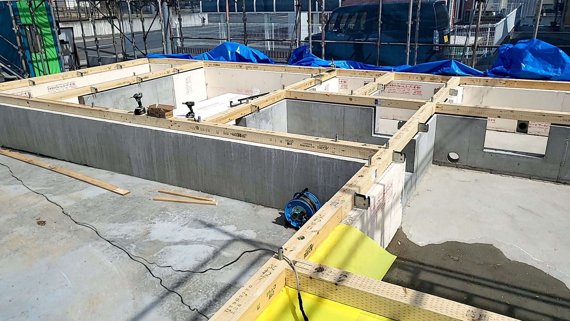 土台天端の高さを十分に確認しながら作業を行っております。