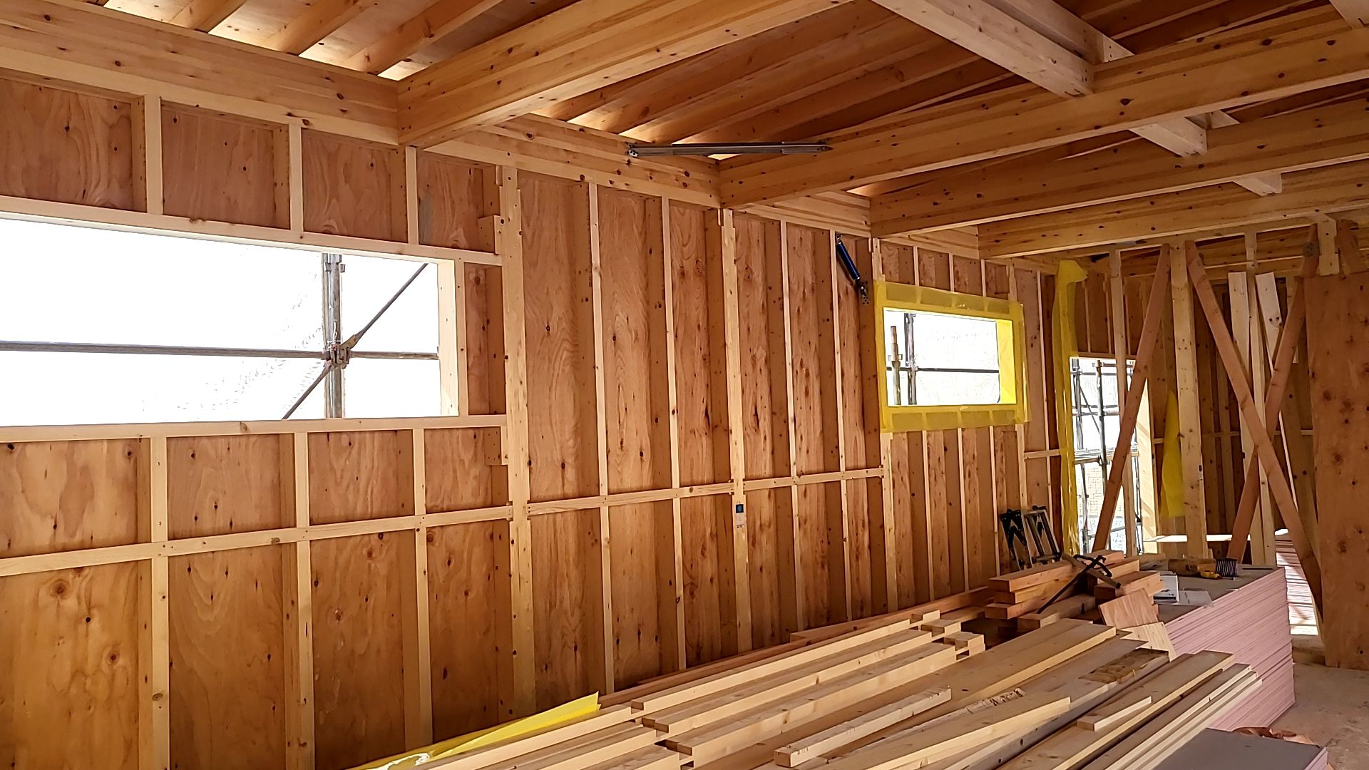 開口部周りの気密防水シートを貼っている様子です。