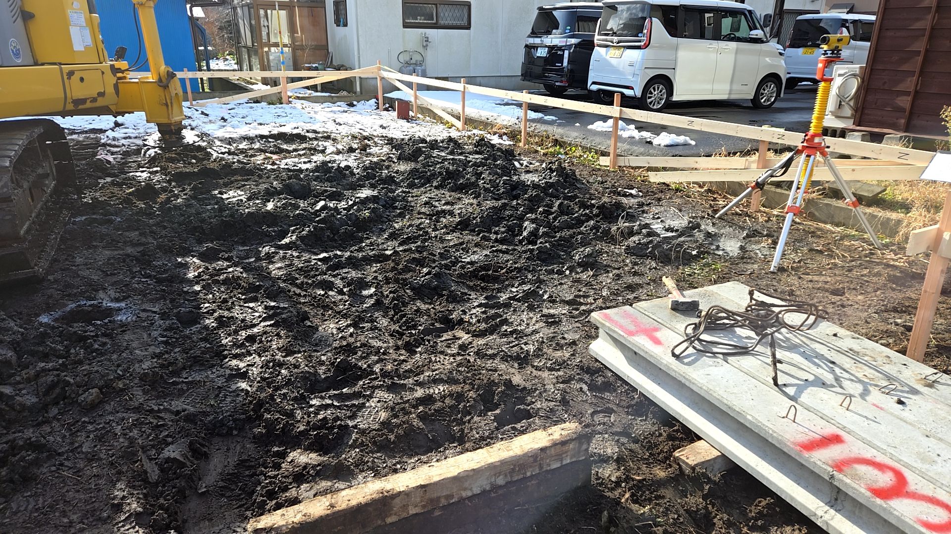 杭を打設する深さを確認しながら、作業を行っております。