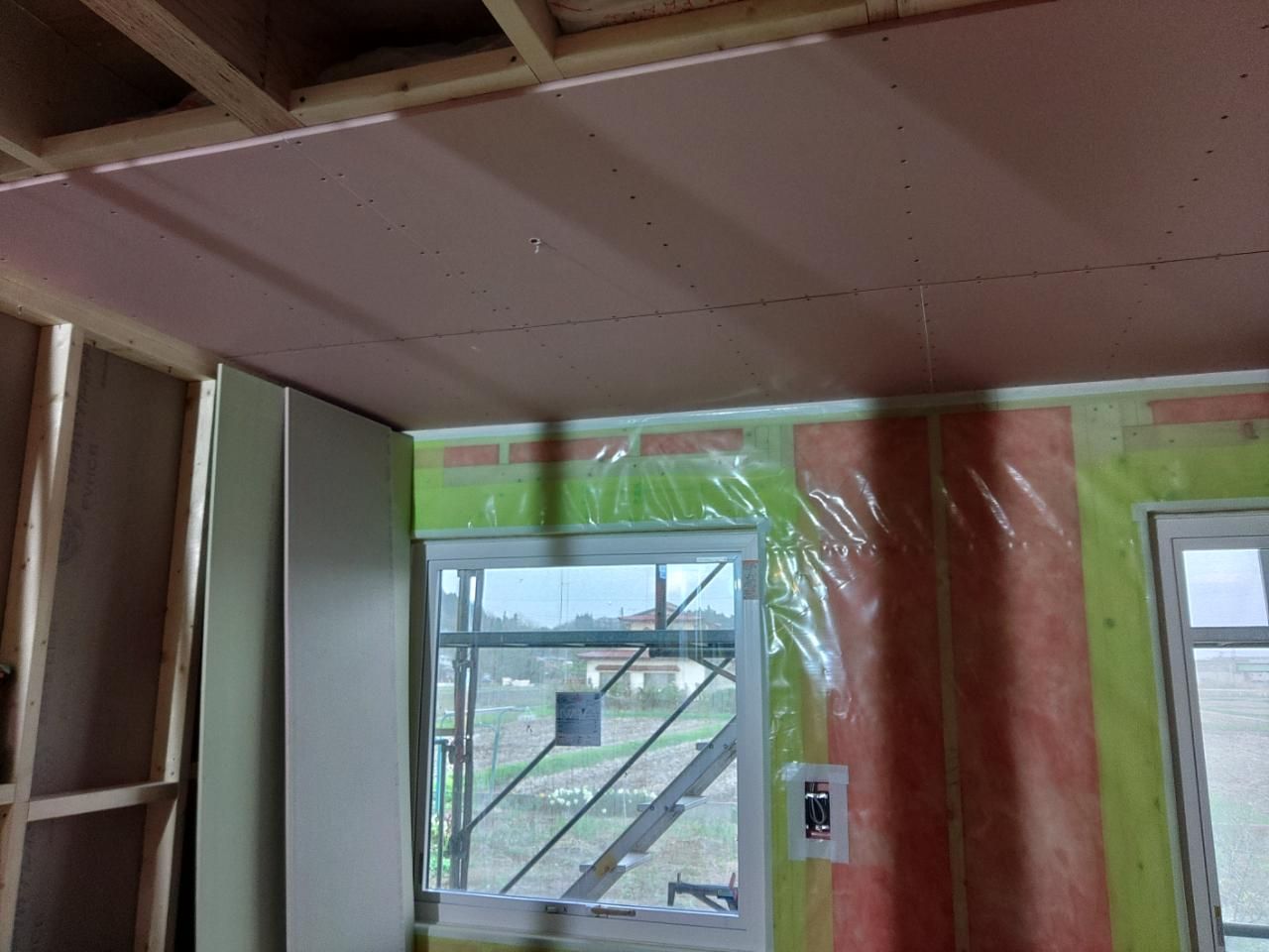 ボード張りの様子です。ビスの間隔に注意しながら施工を進めております。