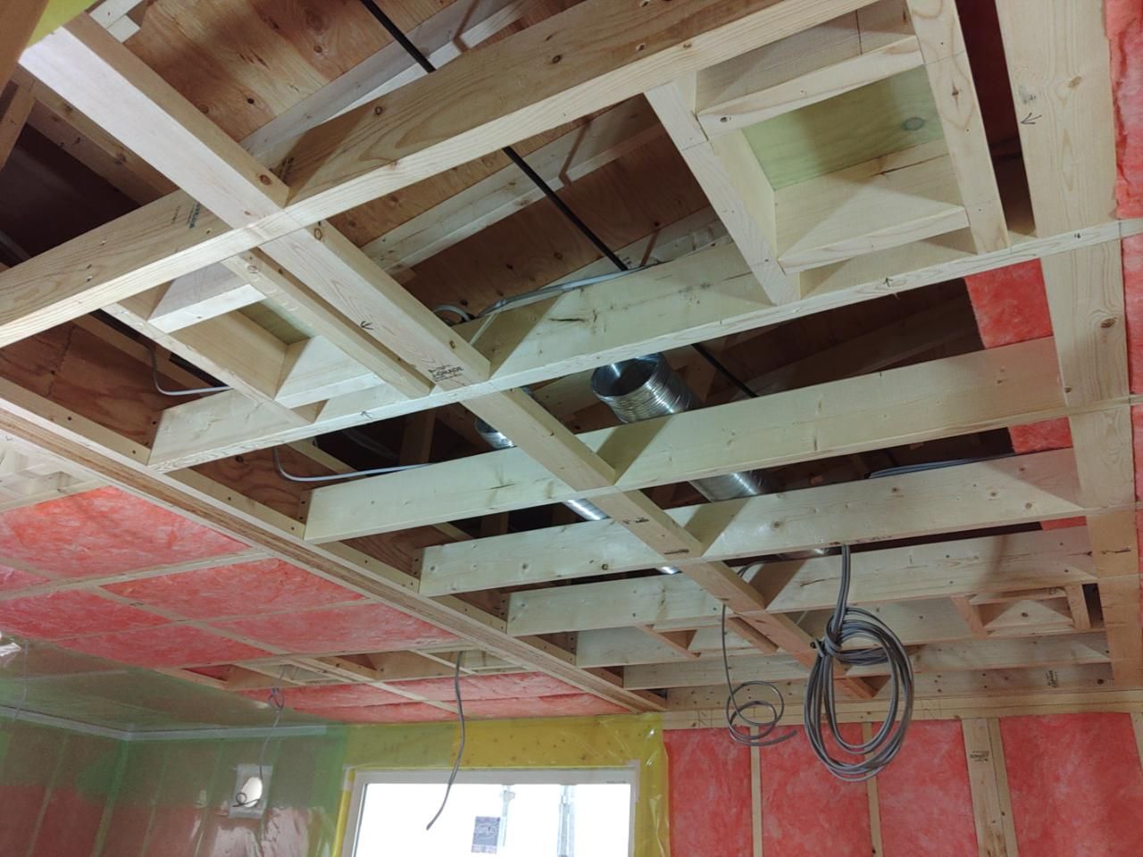 図面・仕様を確認しながら、正確に作業を進めています。