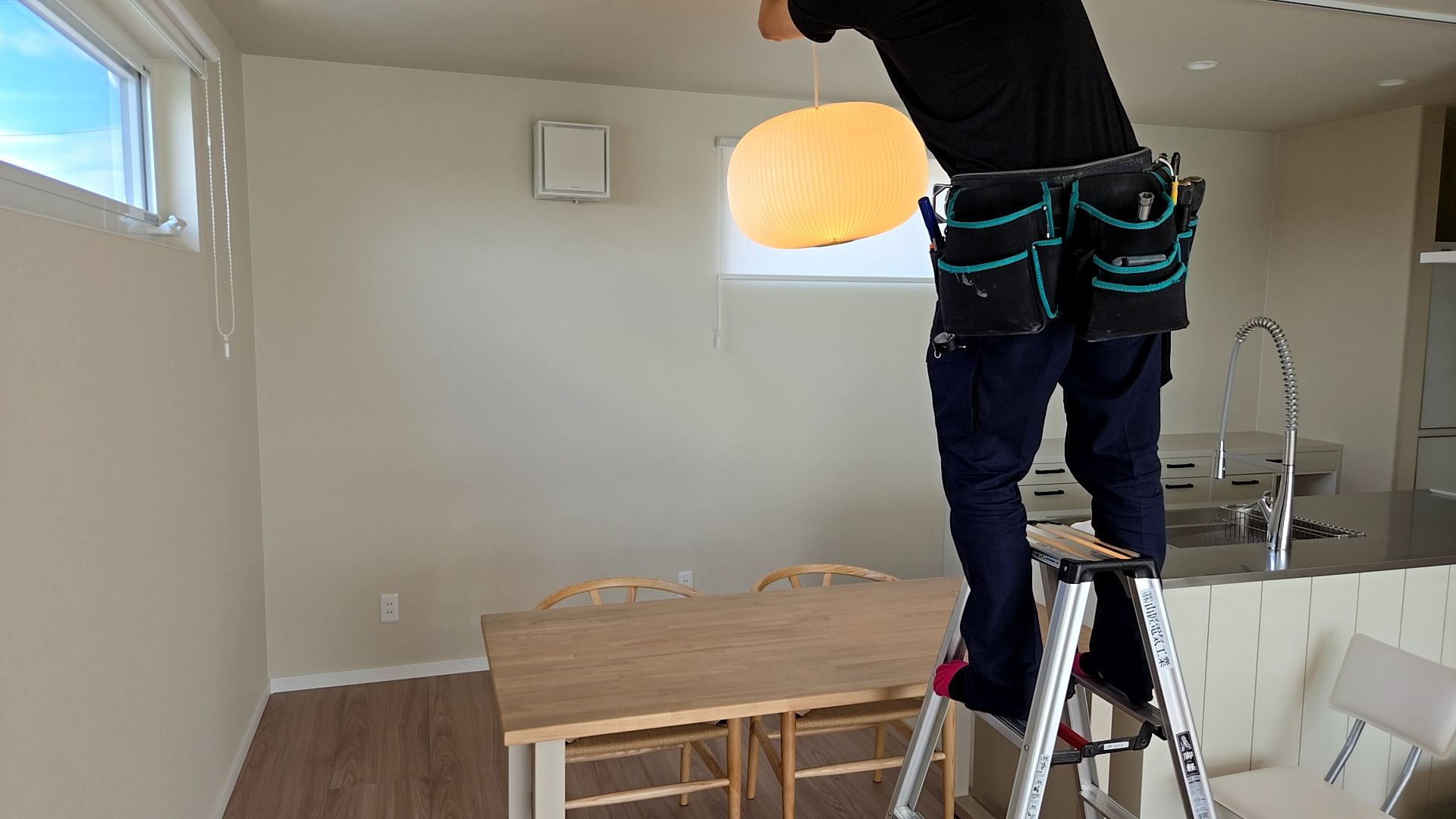 電気業者による照明器具の取り付け位置の変更が行われております。