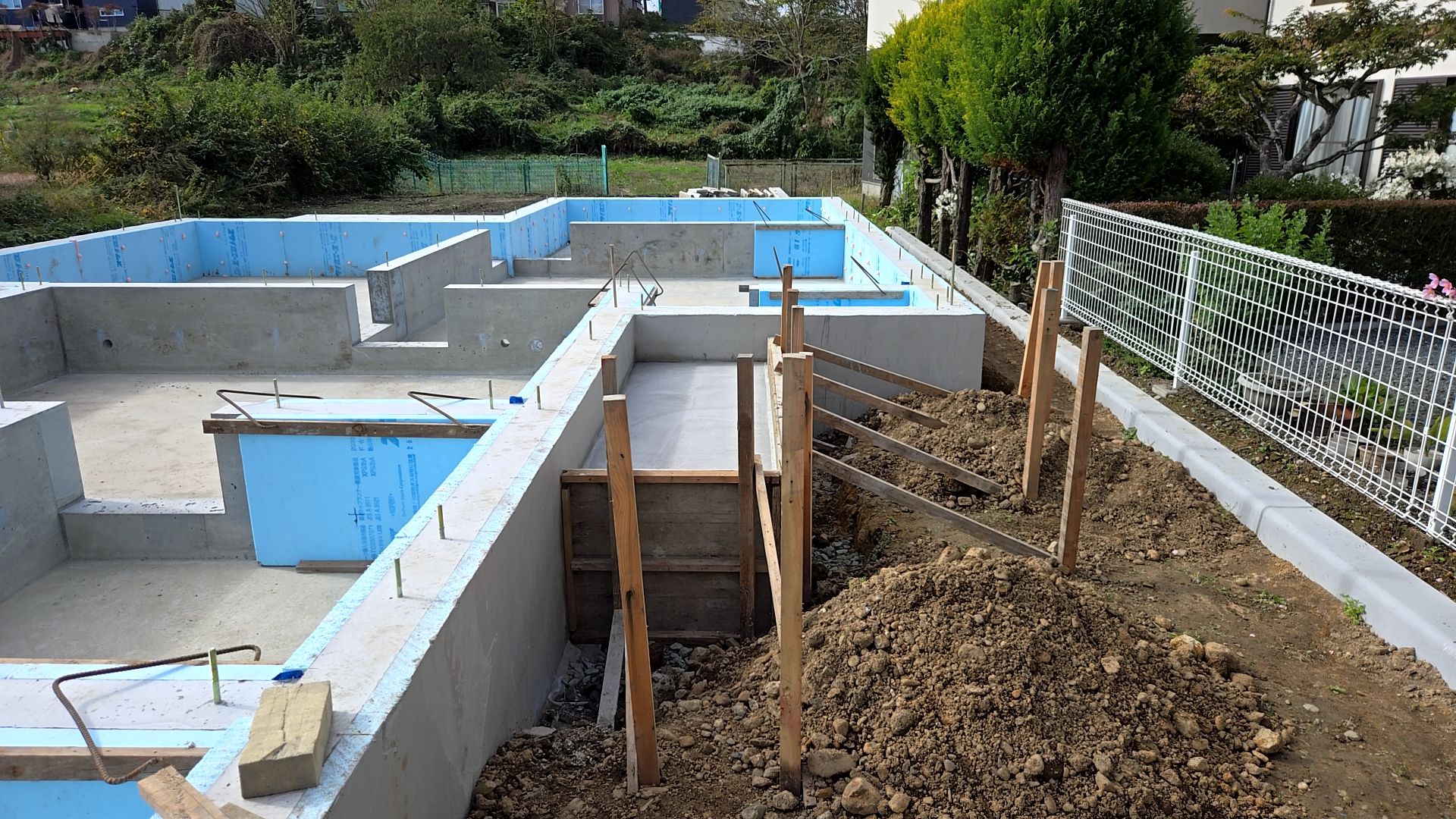 建物廻りの埋め戻しを行っている様子です。埋め戻す土の高さに気を付けて作業を進めています。