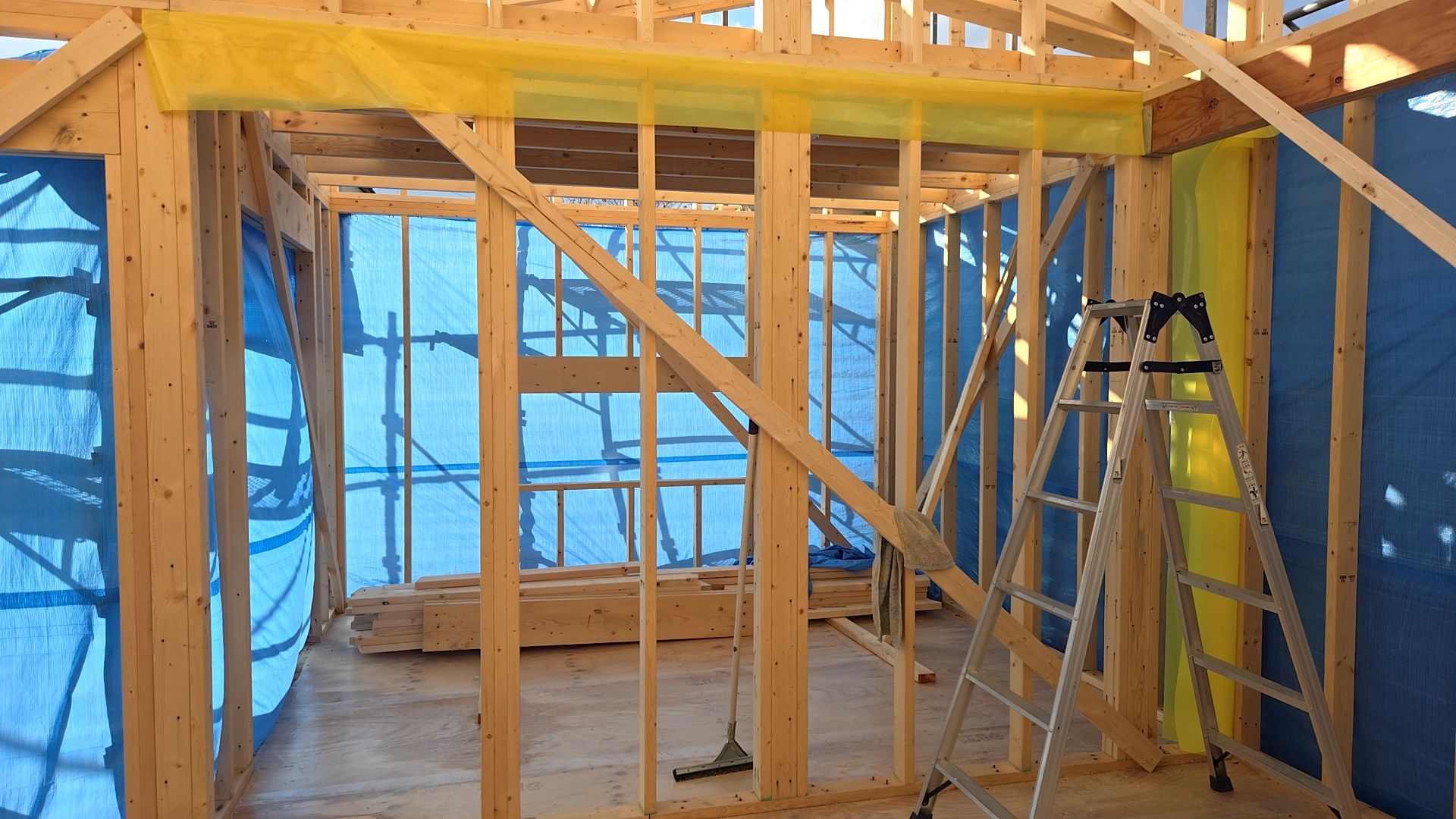 使用する釘・金物及び取付位置に注意し、施工を進めております。