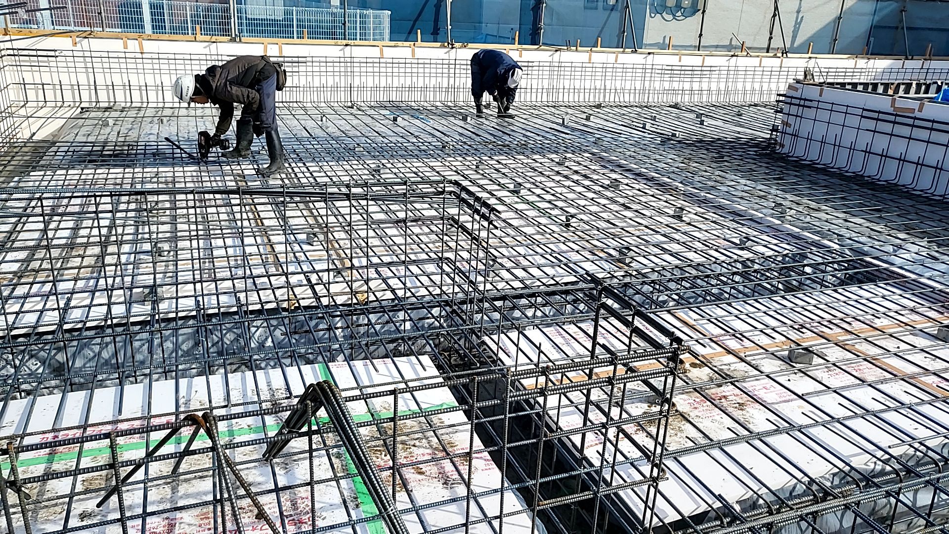 安全対策に十分注意しながら作業を進めております。