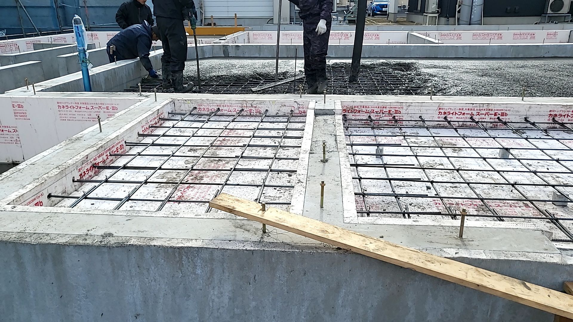 コンクリートの厚さを十分確認しながら、作業を進めております。