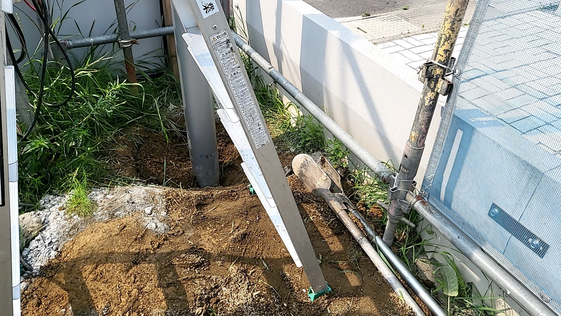 外部ポール建てが行われております。