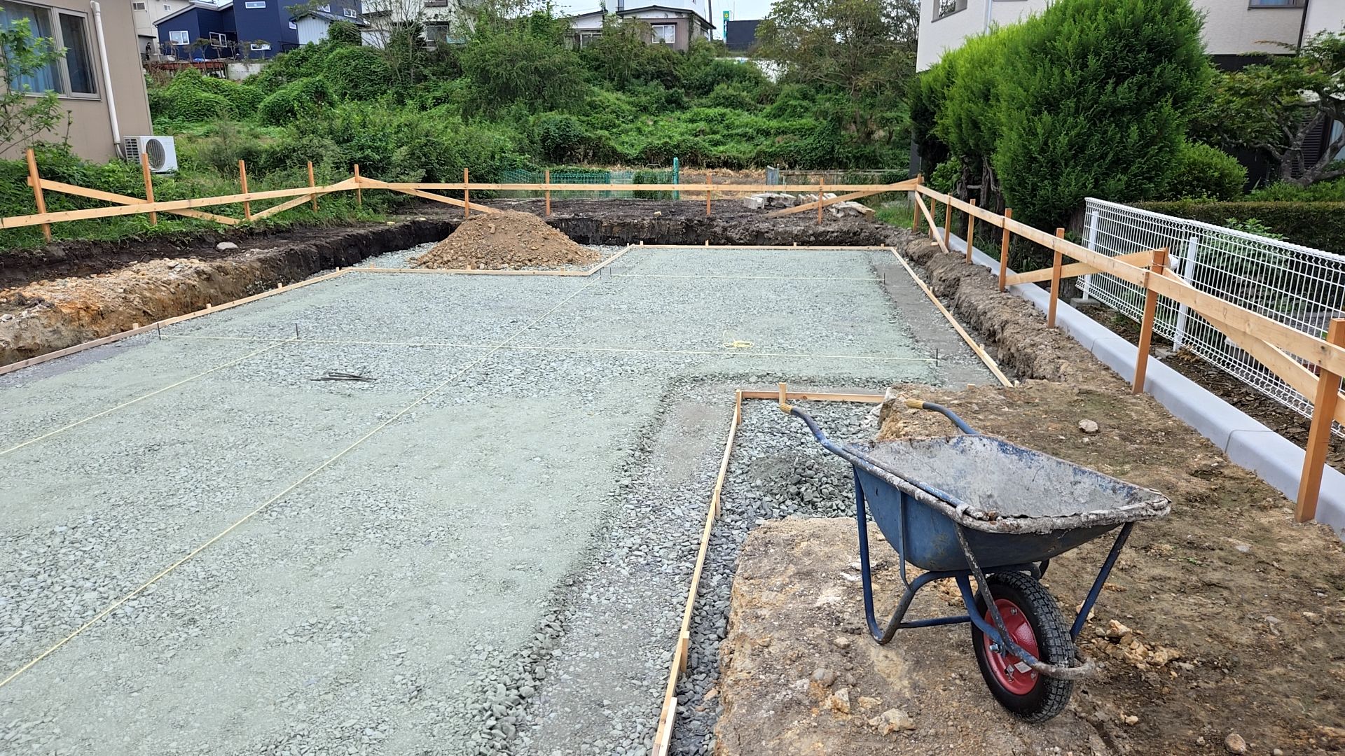 捨てコンの厚さなどを確認しながら、高さを決めていきます。