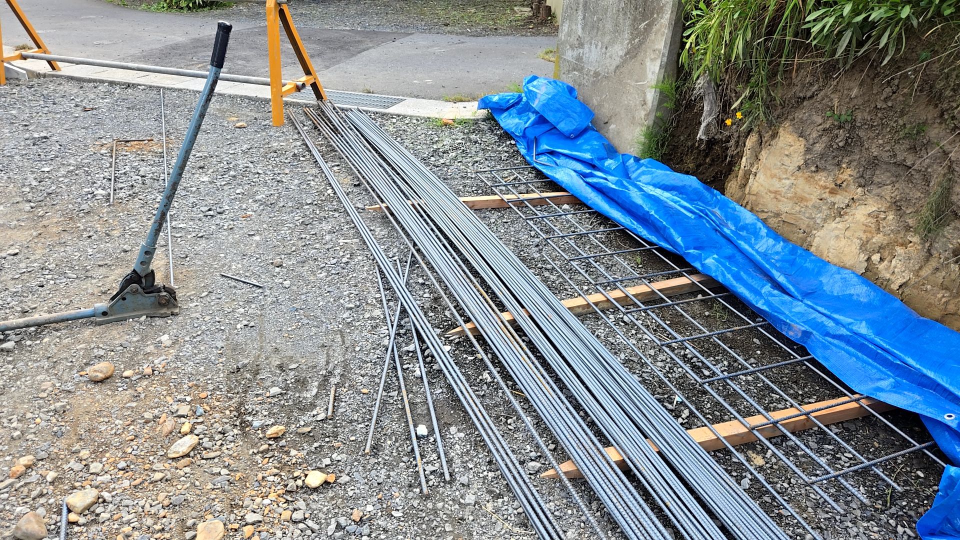 鉄筋の間隔や径、補強筋などの仕様を確認しながら配筋していきます。