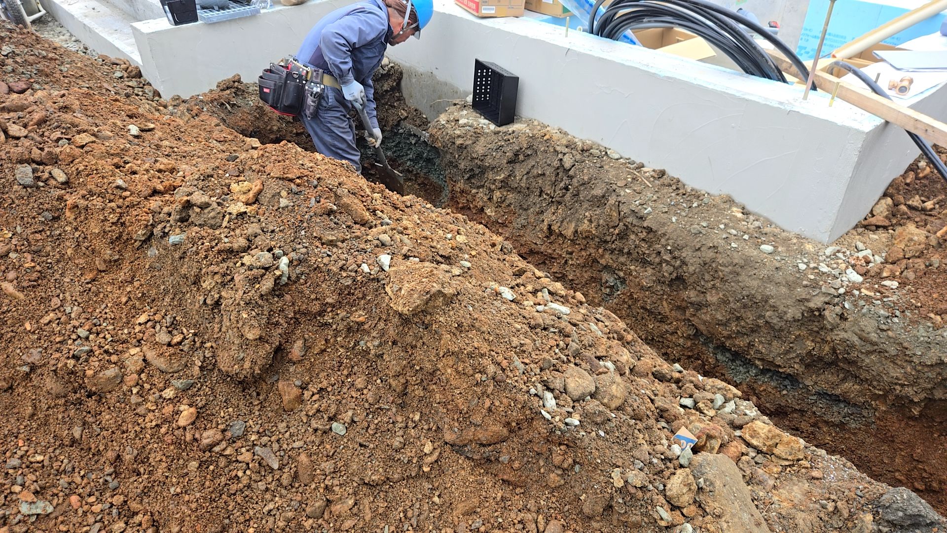 設備業者による外部配管工事が行われている様子です。